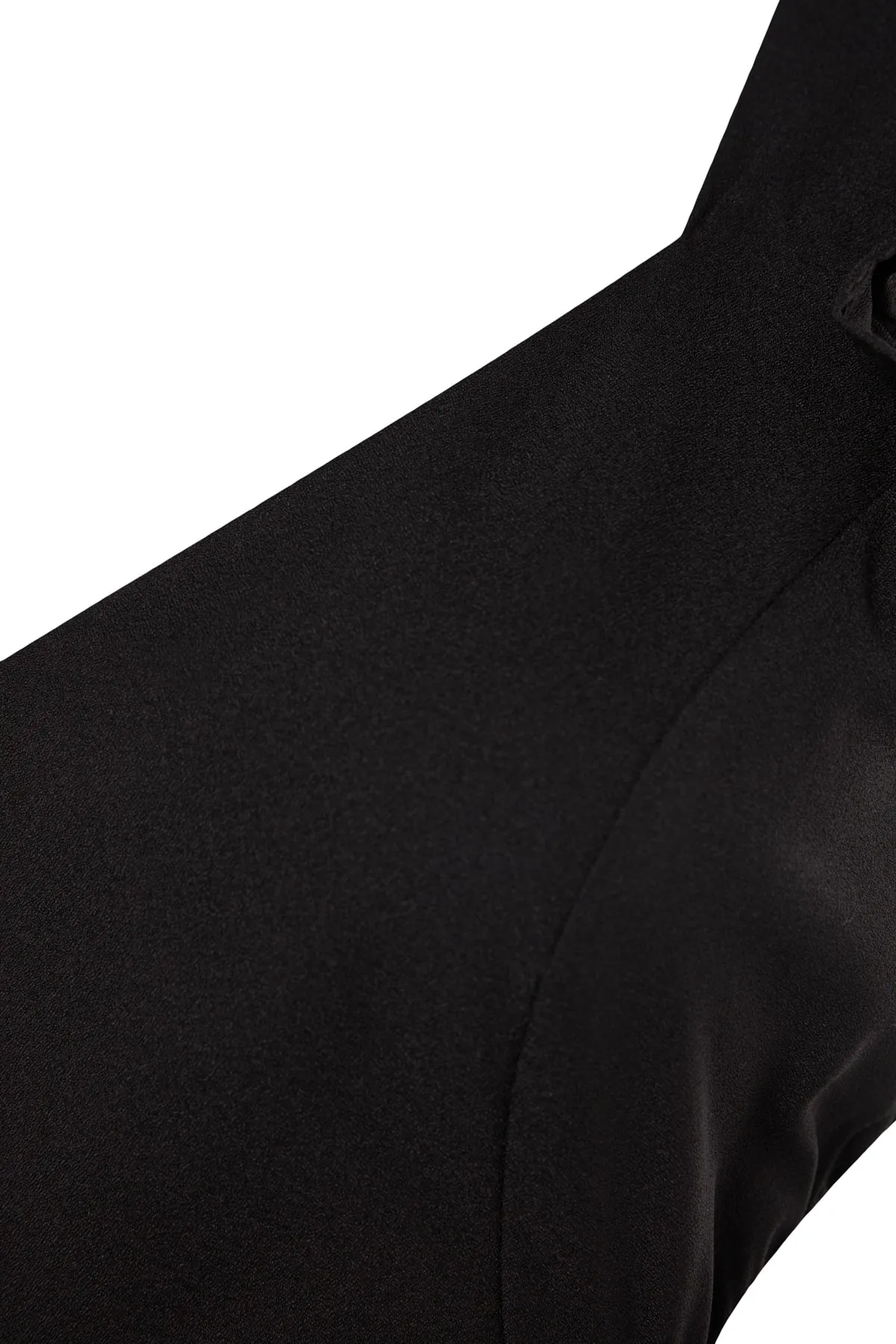 Trendyol Curve  Schwarzes gewebtes Kleid mit Cut-Out-Details und Trägern TBBSS23AH00026