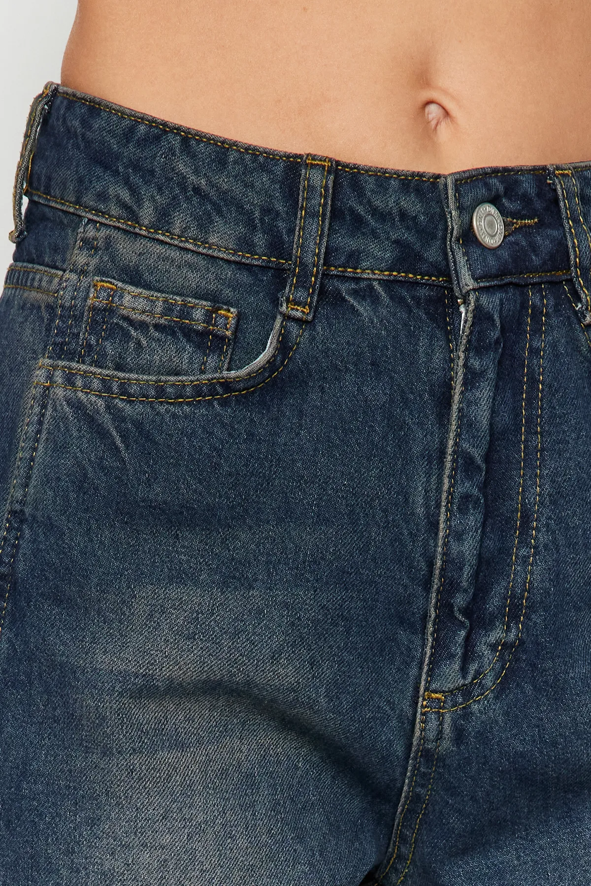 Trendyol Collection  Dunkelblaue Jeans mit hoher Taille und weitem Bein TWOAW24JE00313