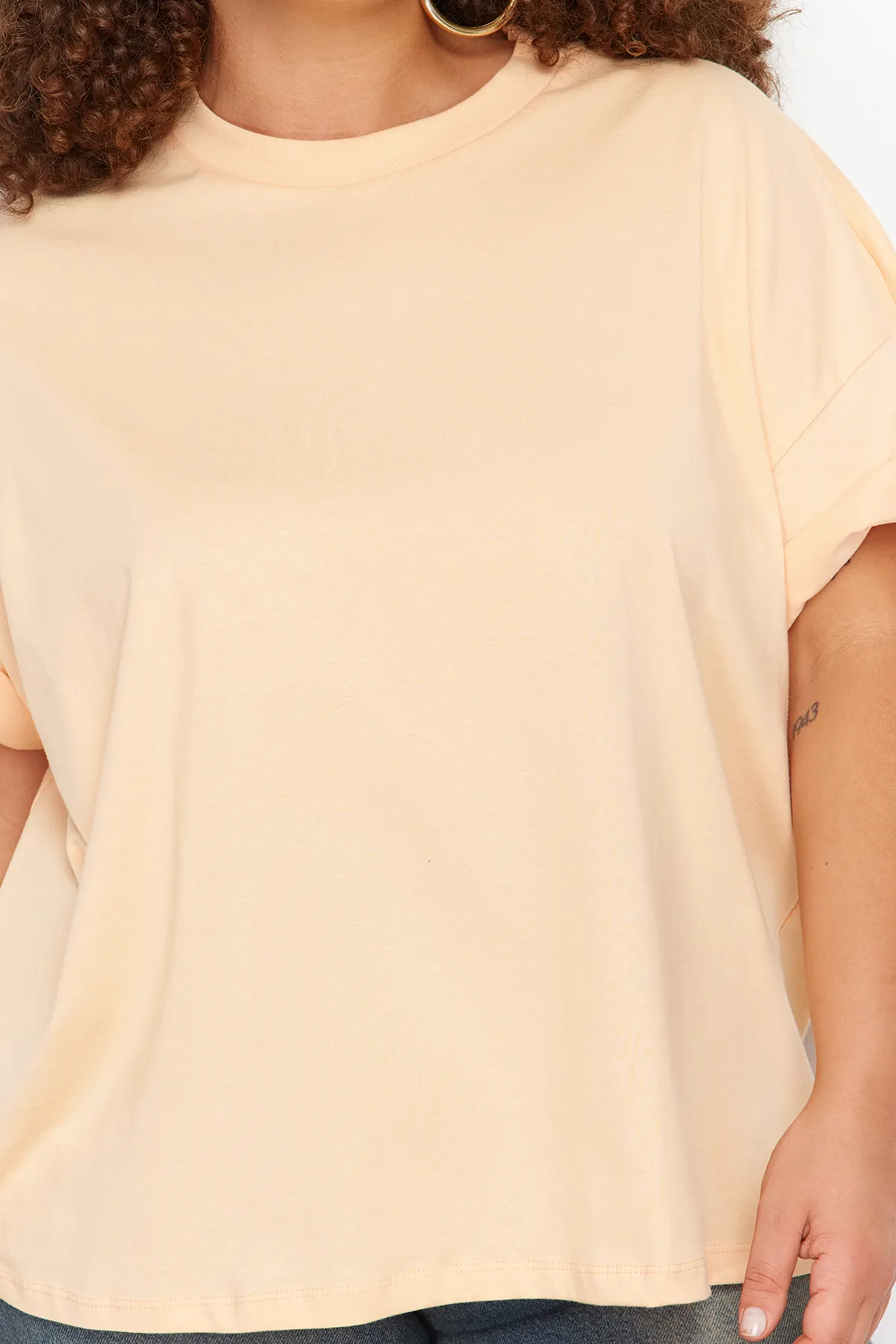 Trendyol Curve  Geripptes, weit geschnittenes Basic-Strick-T-Shirt mit Lachskragen TBBSS23BF00017