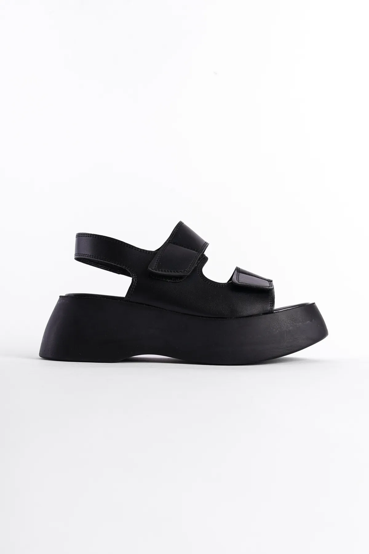 Capone Outfitters  Damensandalen mit Keilabsatz und doppeltem Klettverschluss