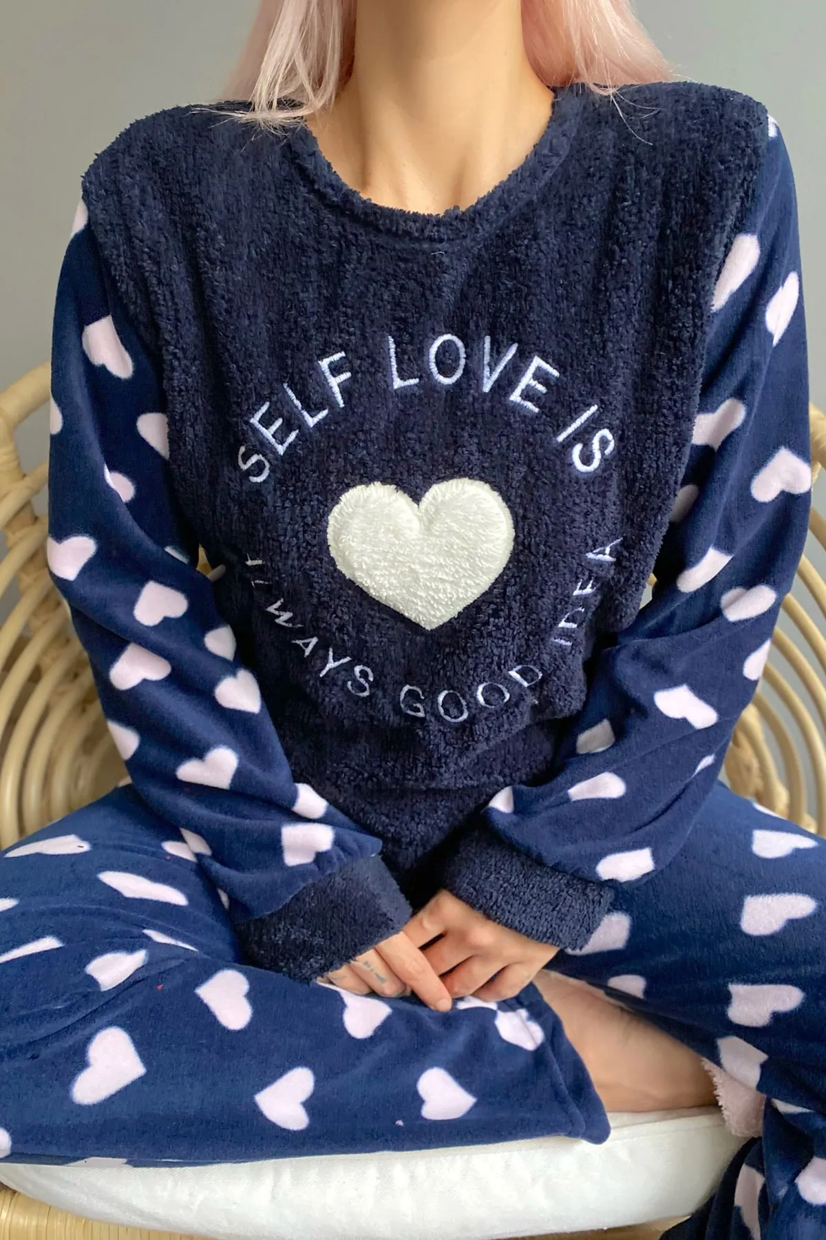 Pijamaevi  Marineblaues, gemustertes Plüsch-Pyjama-Set für Damen mit Selbstliebe-Motiv