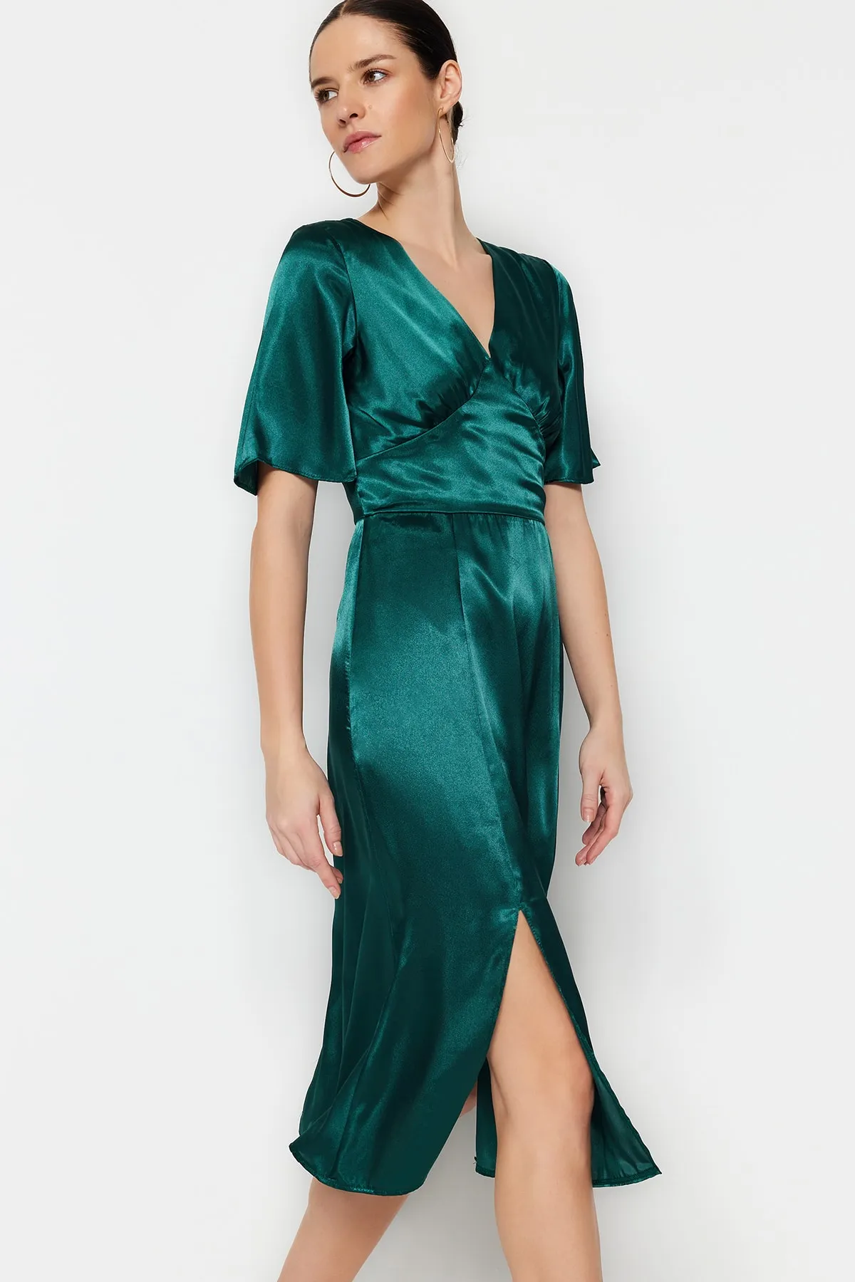 Trendyol Collection  Grünes gerade geschnittenes Midikleid aus gewebtem Satin mit V-Ausschnitt und Schlitz TWOSS23EL00866