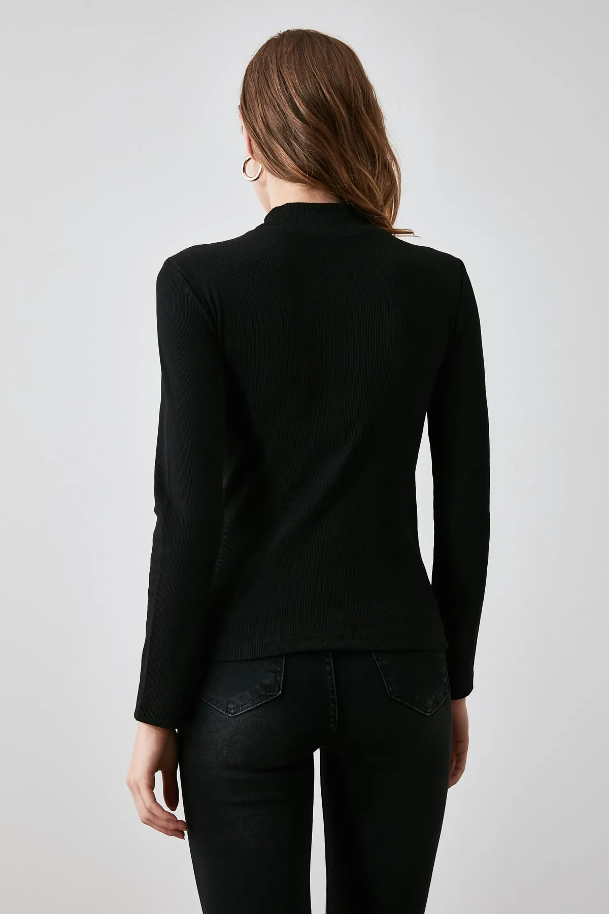 Trendyol Collection  Schwarze, taillierte, langärmlige, gerippte, dehnbare Strickbluse mit hohem Kragen TWOAW21BZ0423