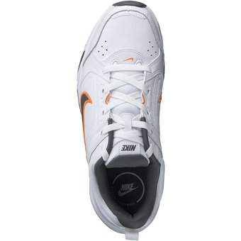 Nike Defy All Day Sneaker in weiß