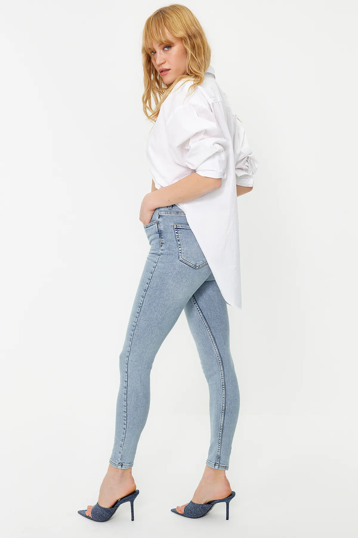 Trendyol Collection  Hellblaue Vintage-Röhrenjeans mit hoher Taille TWOSS24JE00079