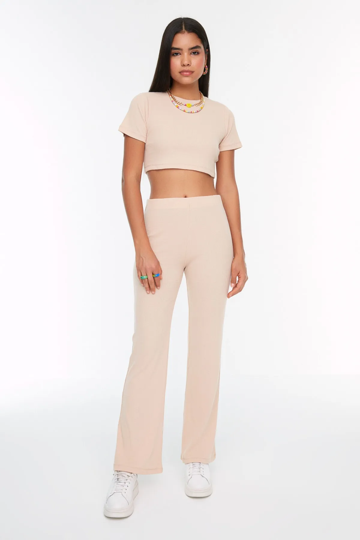 Trendyol Collection  Beiges, kurzes Set aus gerippter, dehnbarer Strickbluse und -hose mit Rundhalsausschnitt, Oberteil und Unterteil TWOSS21AU0160