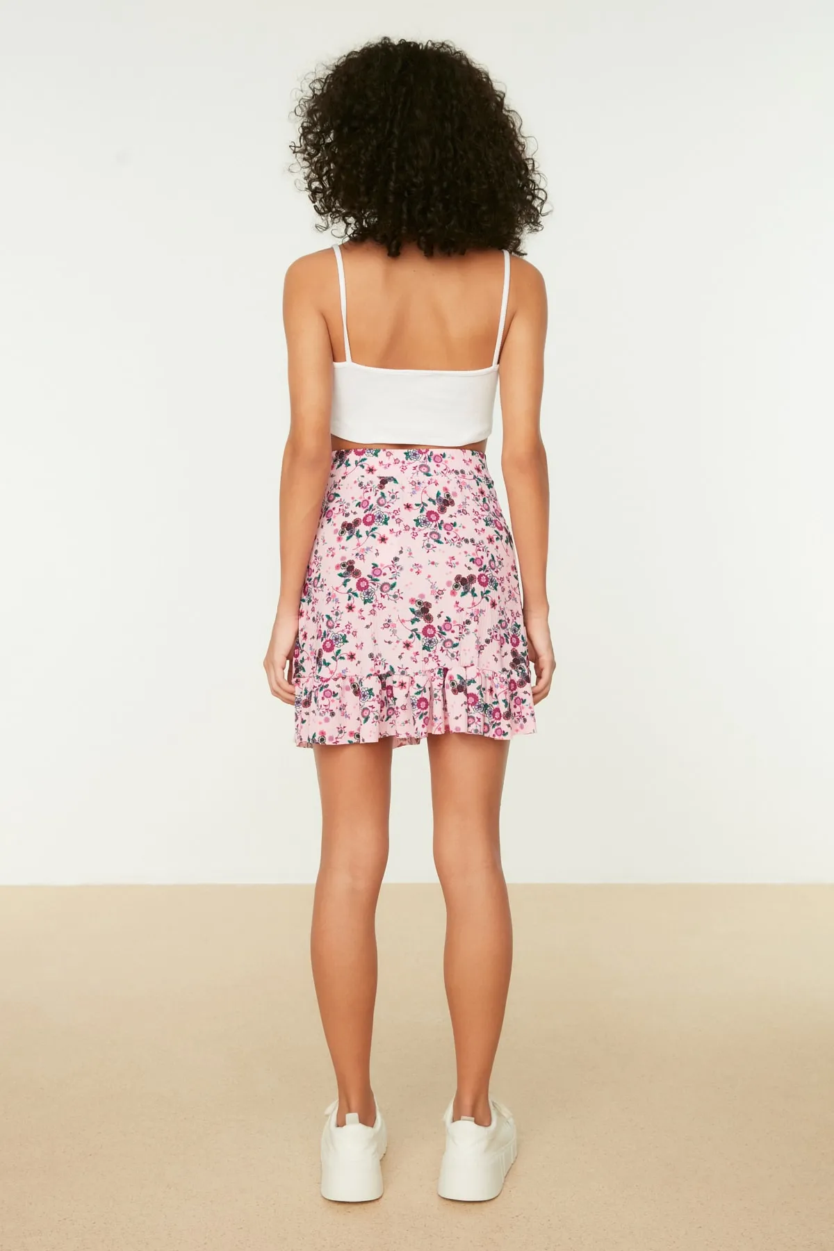Trendyol Collection  Rosa bedruckter Volant-Minirock mit hoher Taille und Stretch-Strick TWOSS21ET0010