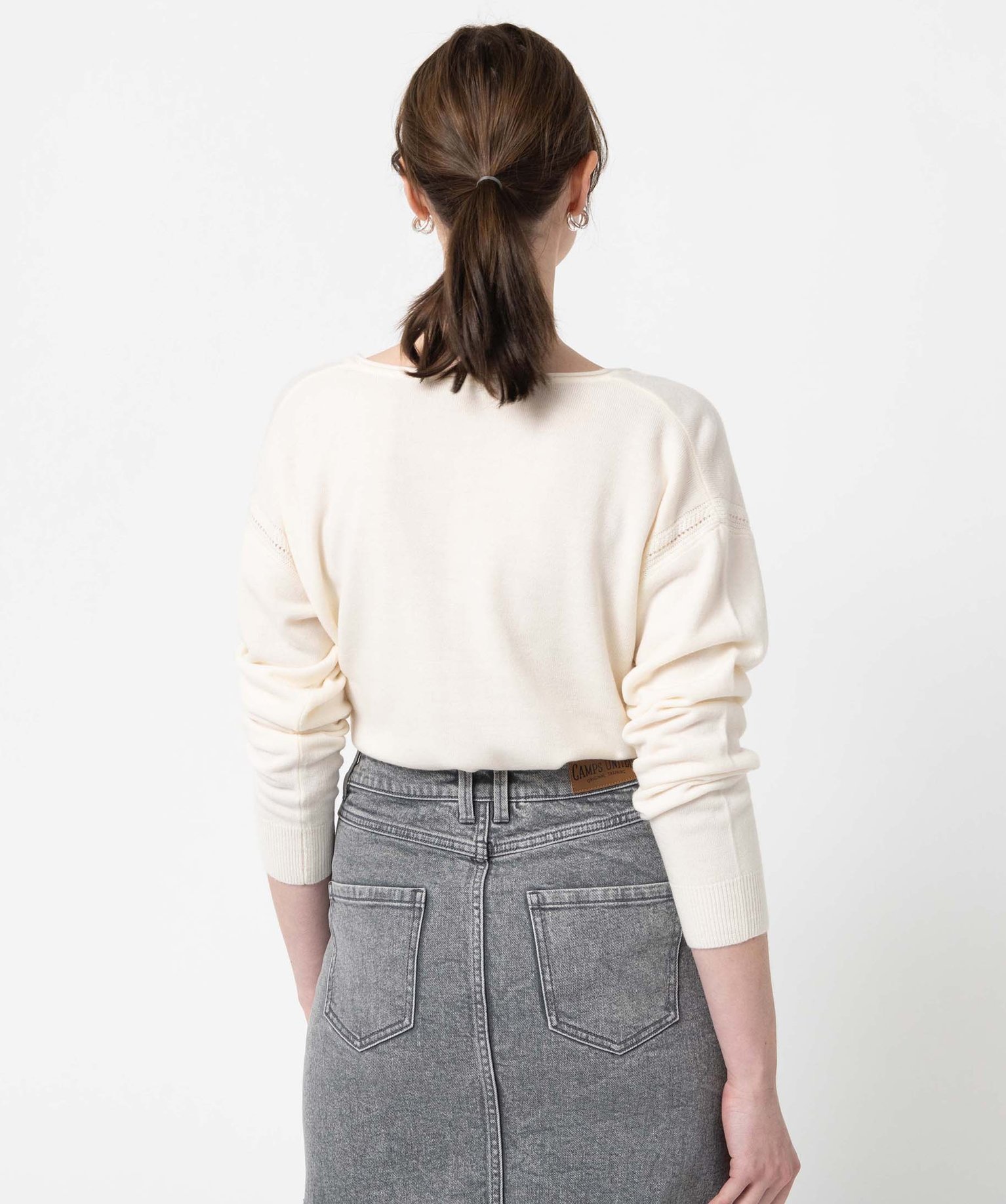 Pull femme en maille fine avec large col V ecru | GEMO