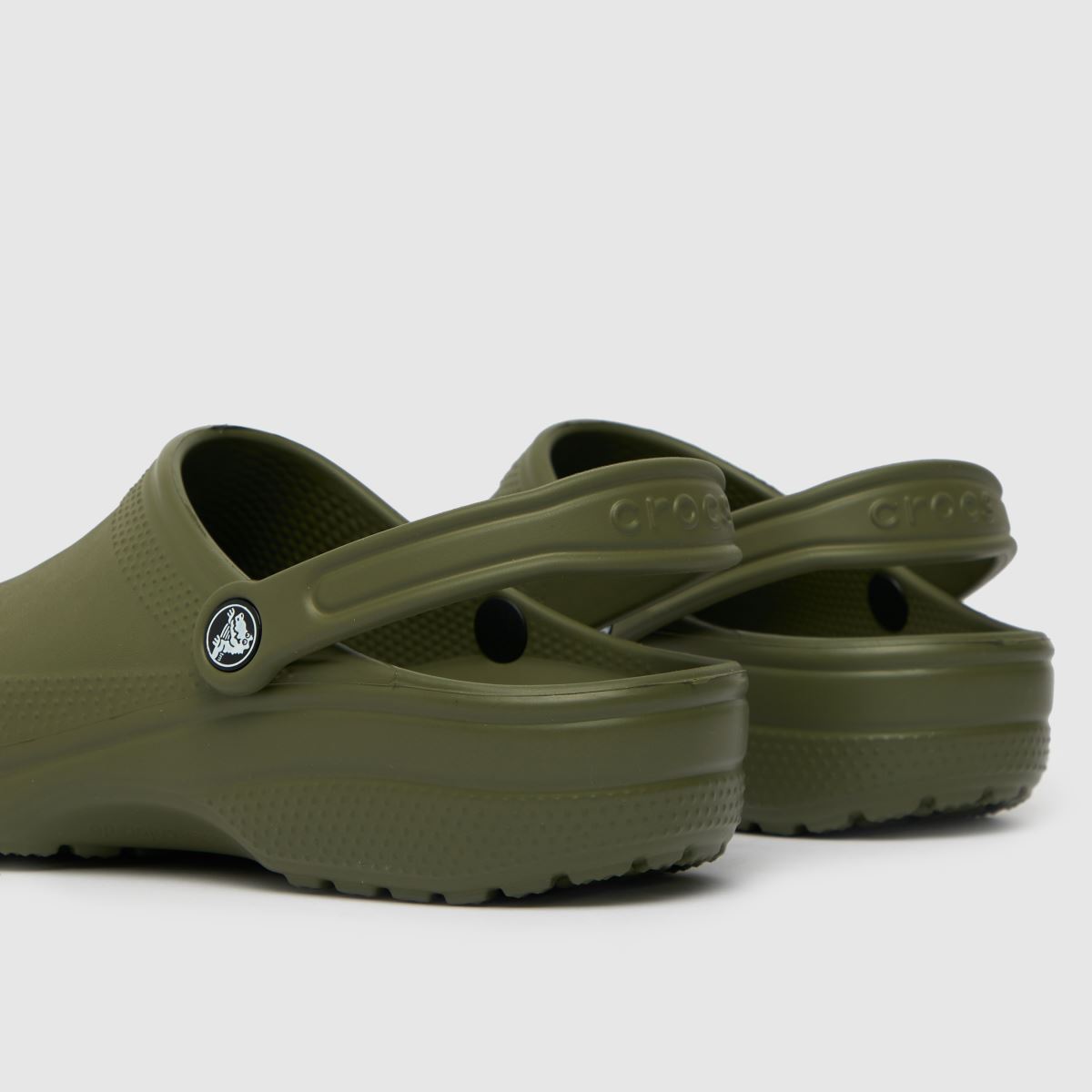 Crocs klasszikus klumpa szandál sötétzöld színben