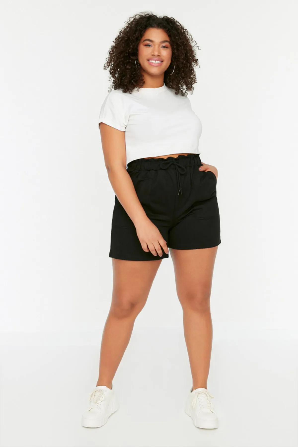 Trendyol Curve  Schwarze Strickshorts mit Taschendetail und Bermuda TBBSS22SR0541