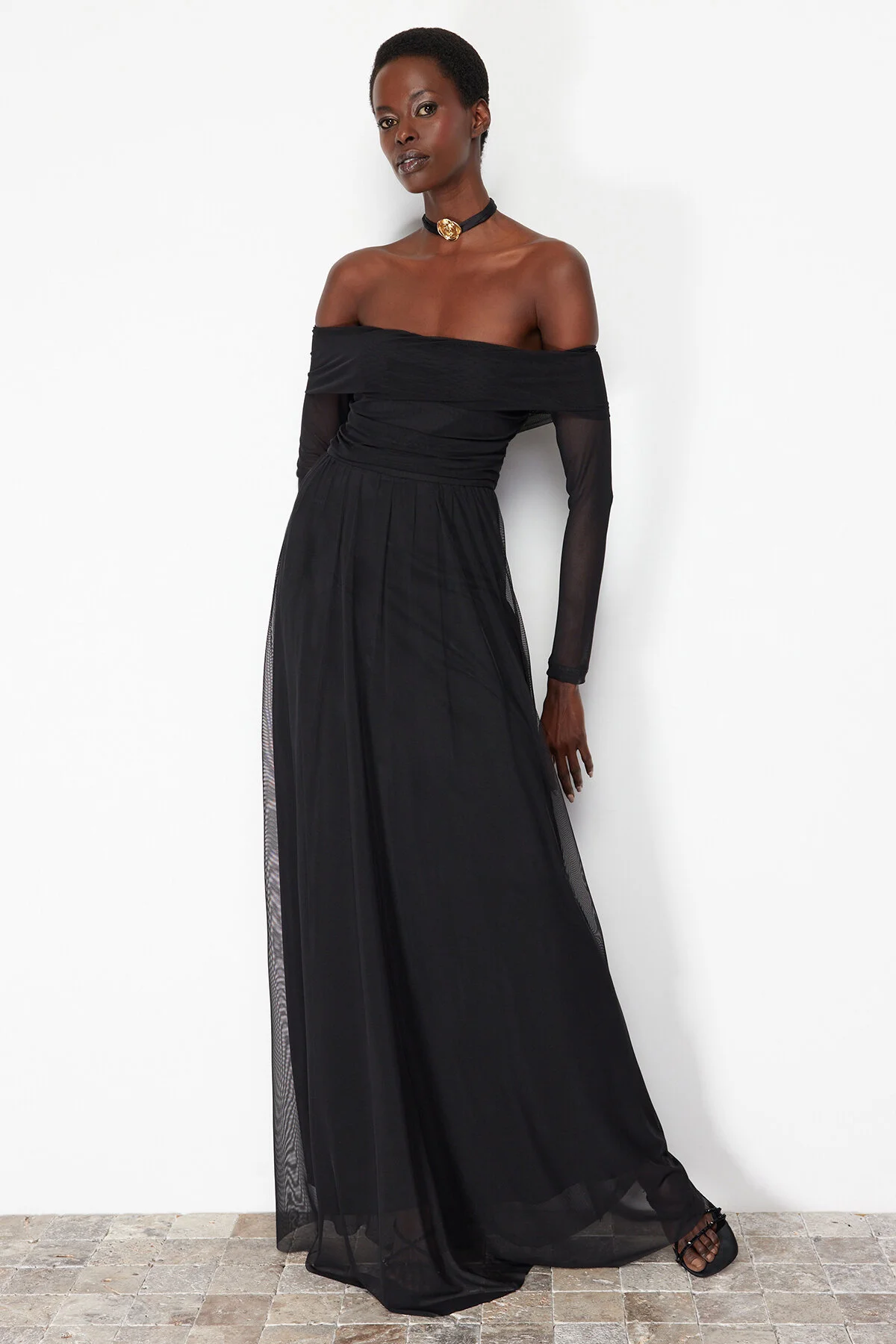 Trendyol Collection  Schwarzes langes Abendkleid aus Tüll mit Carmenkragen TPRSS24AE00068
