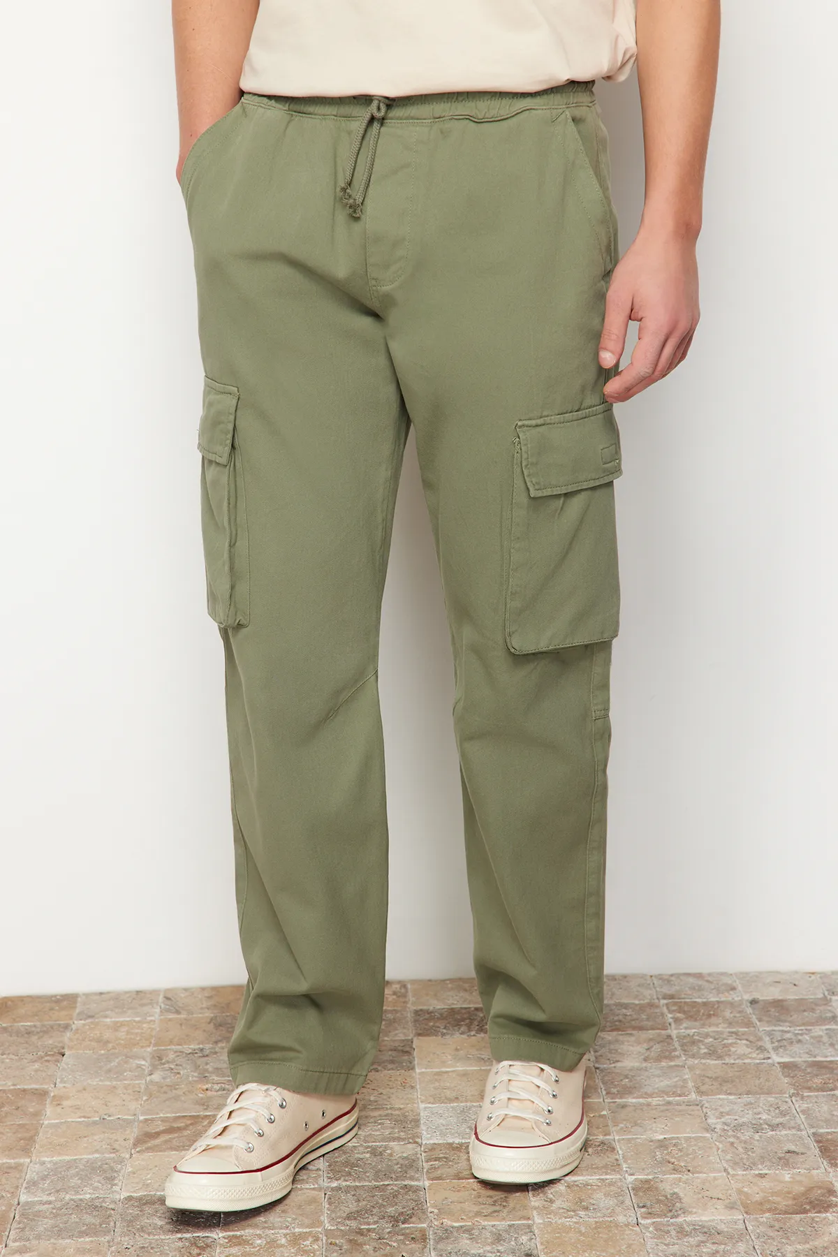 Trendyol Collection  Hellkhakifarbene Unisex-Hose mit Cargotaschen, reguläre Passform, TMNSS24PL00003