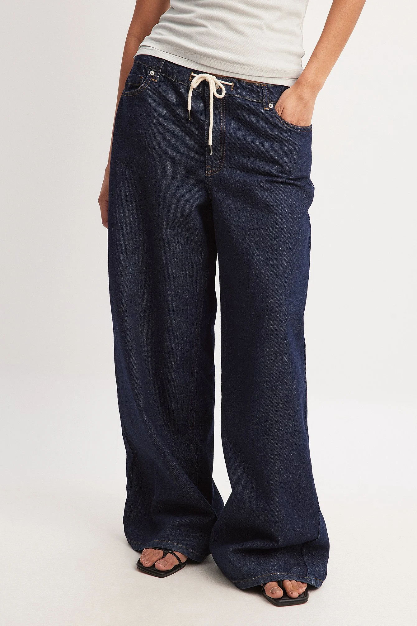 Jeans mit halbhoher Taille und Tunnelzug