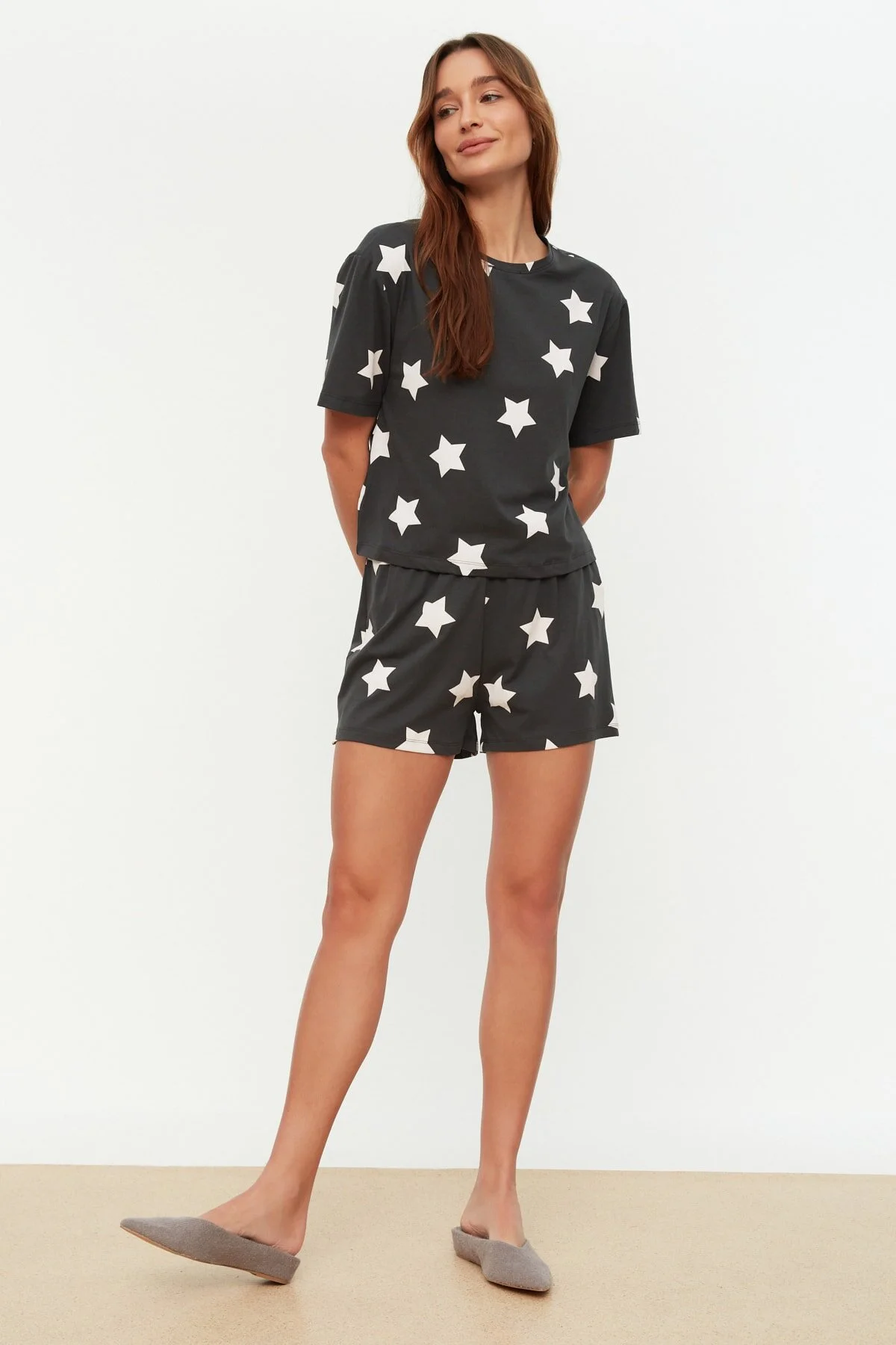 Trendyol Collection  Mehrfarbiges, gestricktes Pyjama-Set mit T-Shirt und Shorts aus 100 % Baumwolle mit Sternmuster THMSS22PT0501