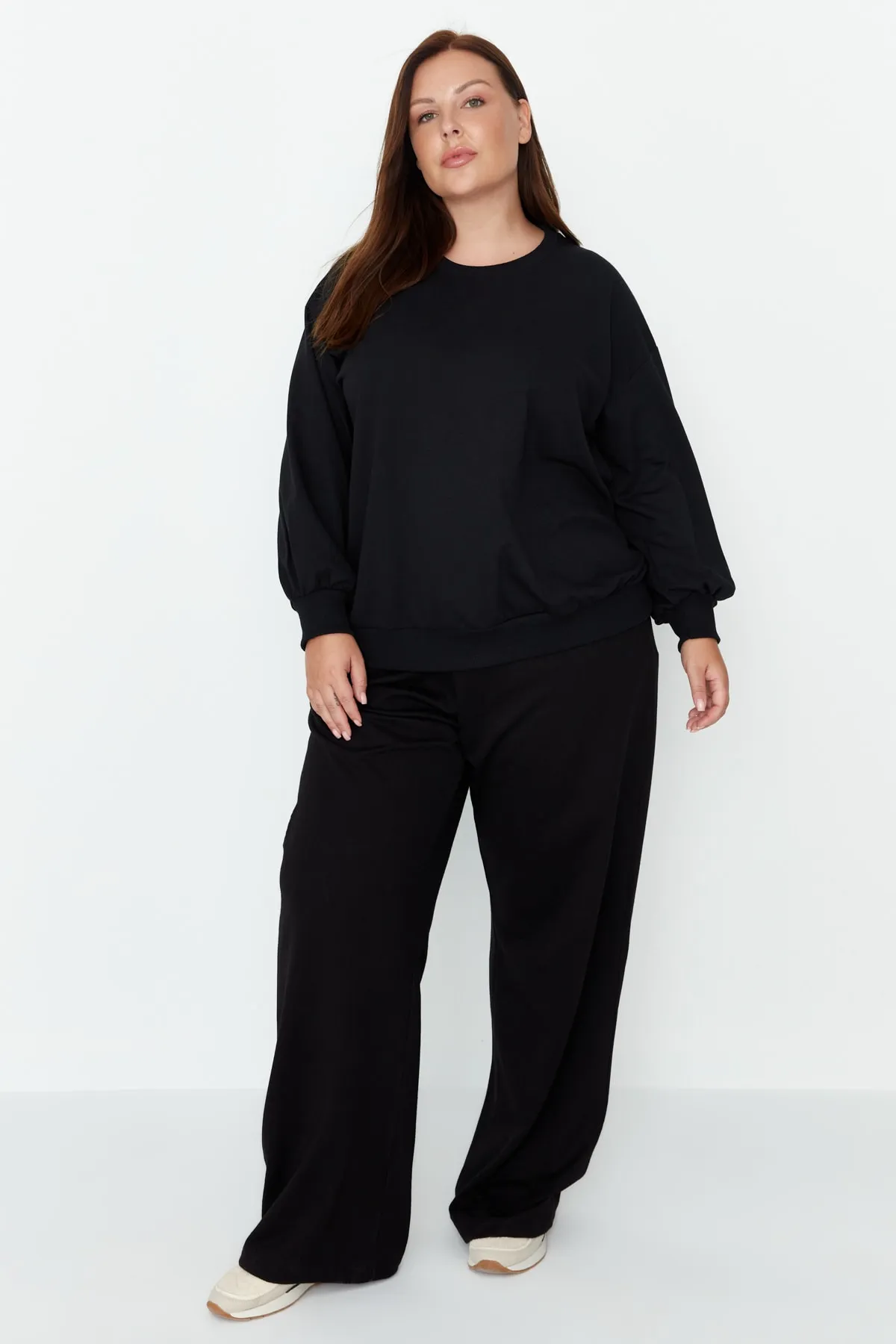 Trendyol Curve  Schwarze, weit geschnittene, dünne Strick-Jogginghose TBBAW23AJ00007