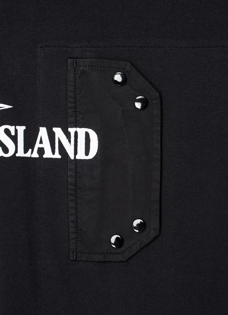 Tricou Stone Island 21079 cu logo imprimat și buzunar la piept.