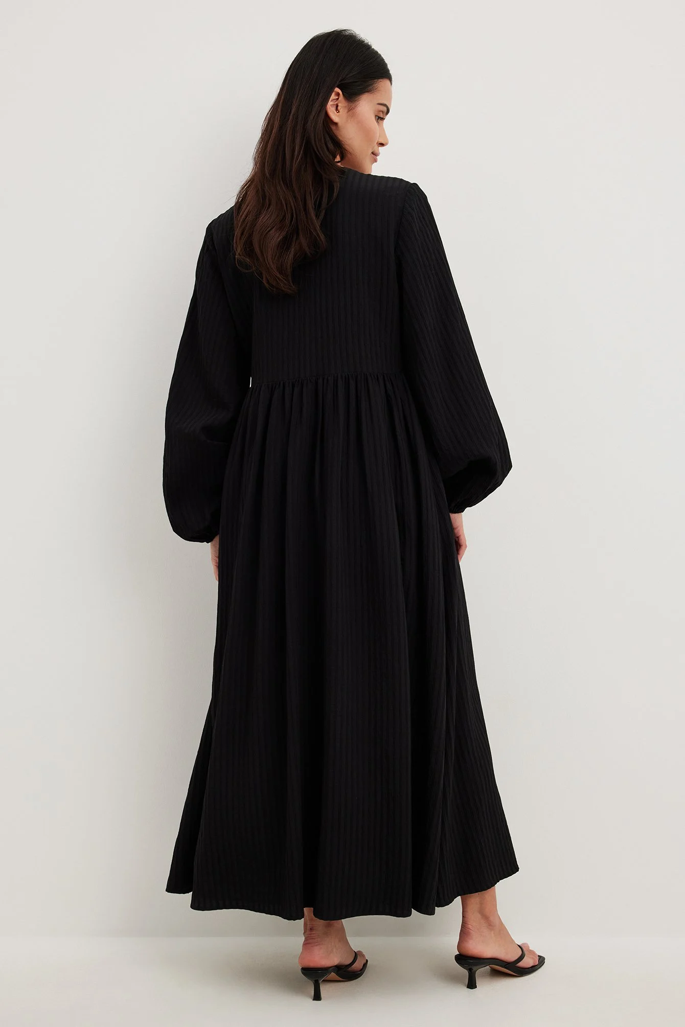 Strukturiertes fließendes Maxikleid
