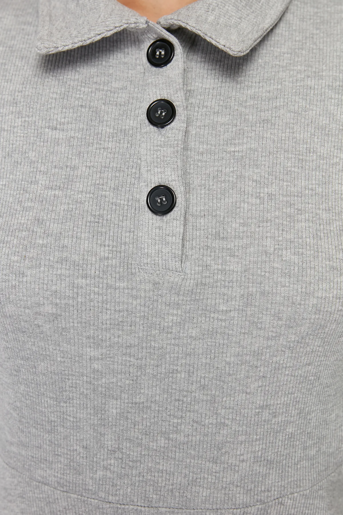 Trendyol Modest  Graues schlichtes Strickkleid mit Polokragen und Knopfdetail TCTSS24EB00123