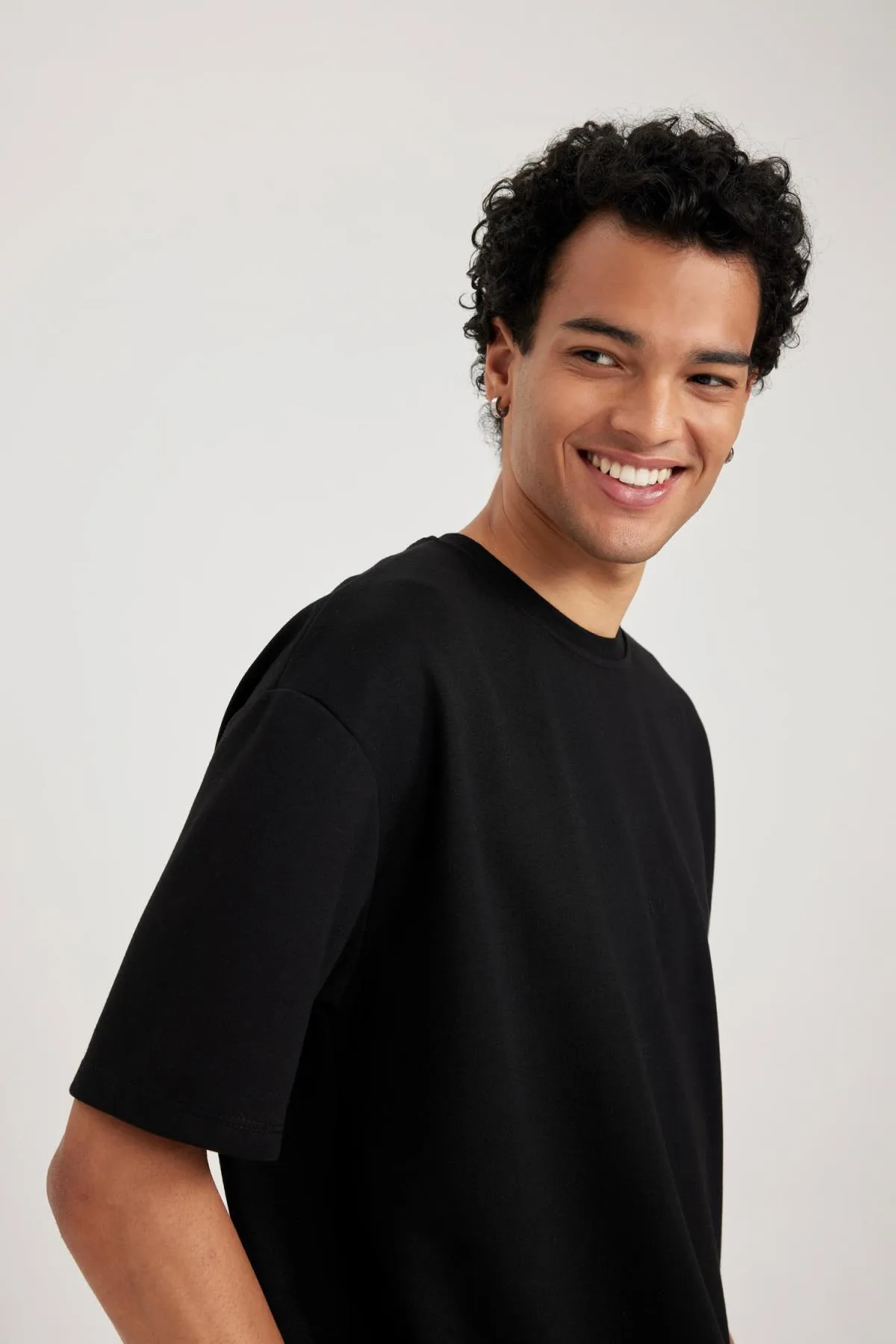 DeFacto  Kurzarm-T-Shirt aus schwerem Stoff mit Rundhalsausschnitt in Oversize-Passform X3926az23au