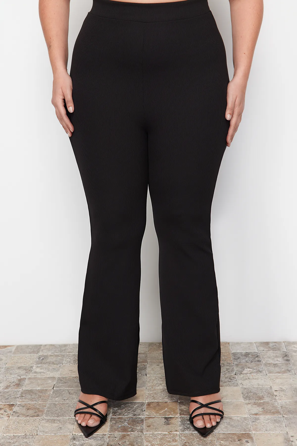 Trendyol Curve  Schwarze spanische Strickhose mit Schlitz TBBAW23AR00030