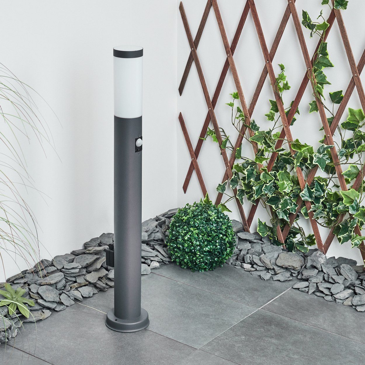 hofstein Pollerleuchte Gnocchetta moderne Sockelleuchte, mit Bewegungsmelder u. Steckdose, ohne Leuchtmittel, Metall in Anthrazit, Gartenlampe, E27, Gartenbeleuchtung IP44