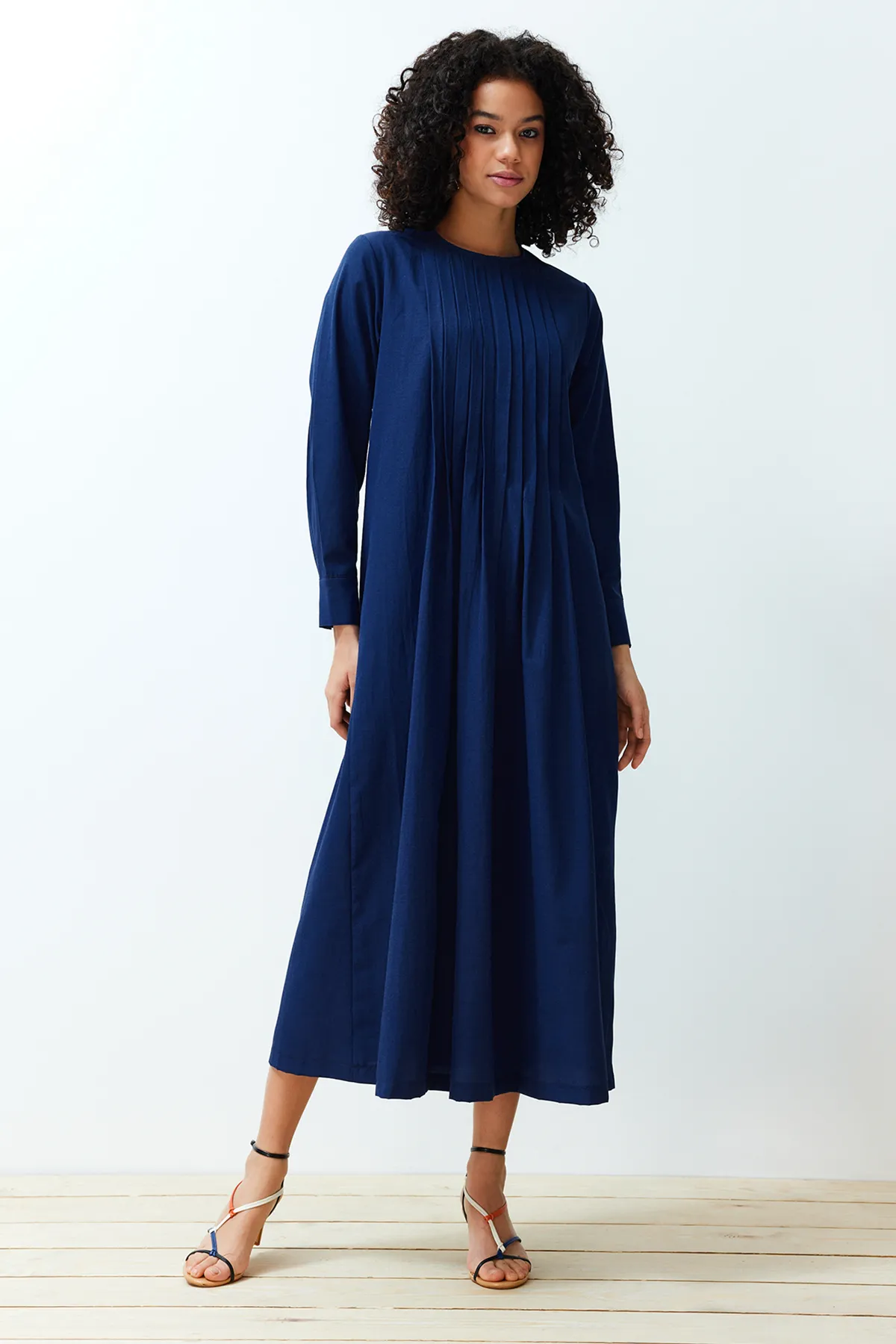 Trendyol Modest  Marineblaues, plissiertes, detailliertes, bequemes gewebtes Kleid TCTSS24EB00128