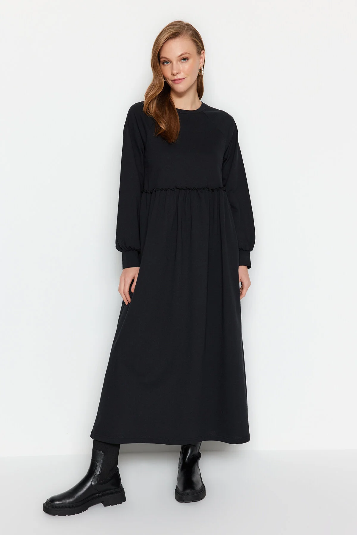 Trendyol Modest  Schwarzes Strickkleid mit Cut-Out-Taille TCTSS23EB00307