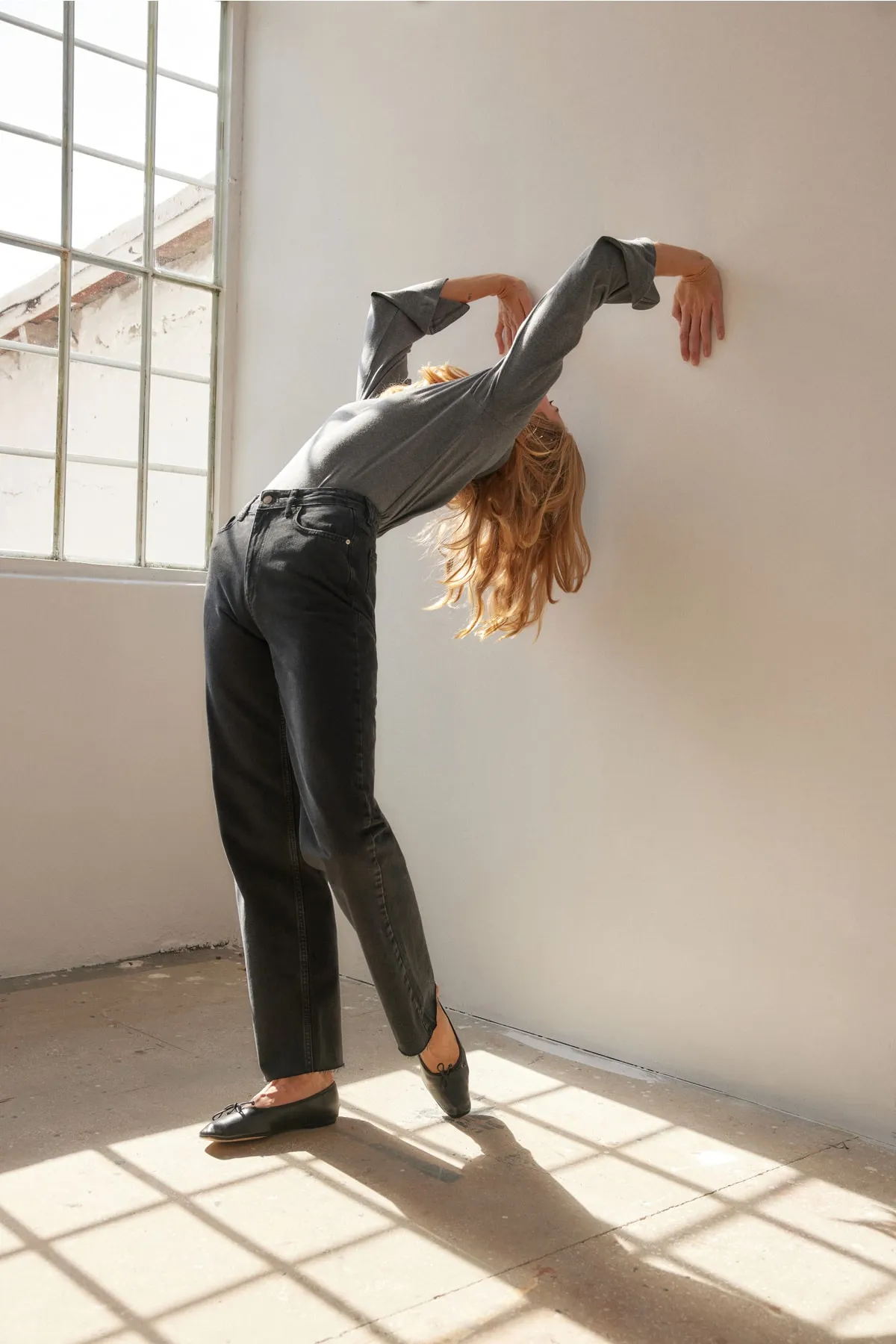 Trendyol Collection  Schwarze, nachhaltigere Bootcut-Jeans mit hoher Taille TWOAW23JE00351