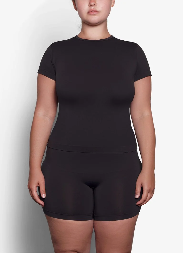 Tricou moale, cu guler înalt, fără cusături, de la SKIMS