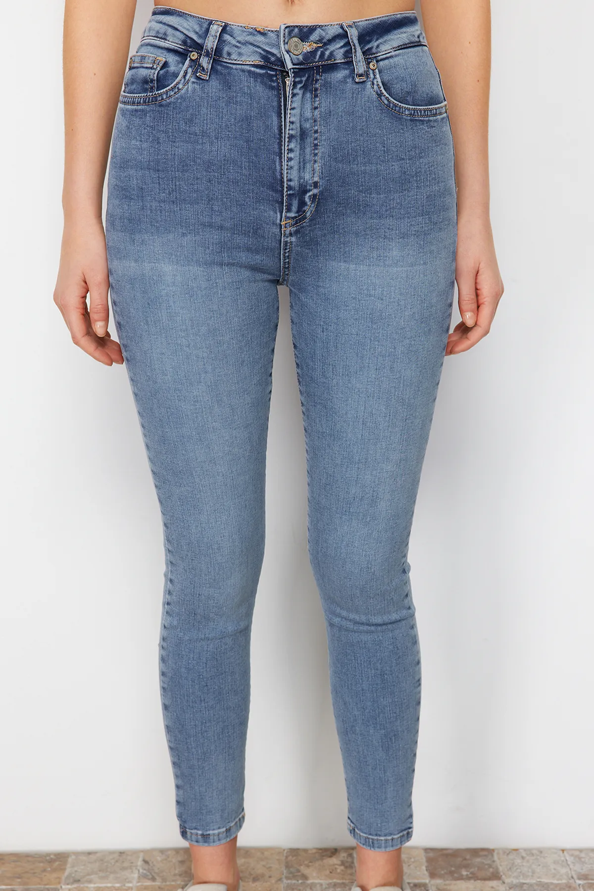 Trendyol Collection  Hellblaue High Waist Skinny Jeans mit Shaping-Effekt TWOAW24JE00070