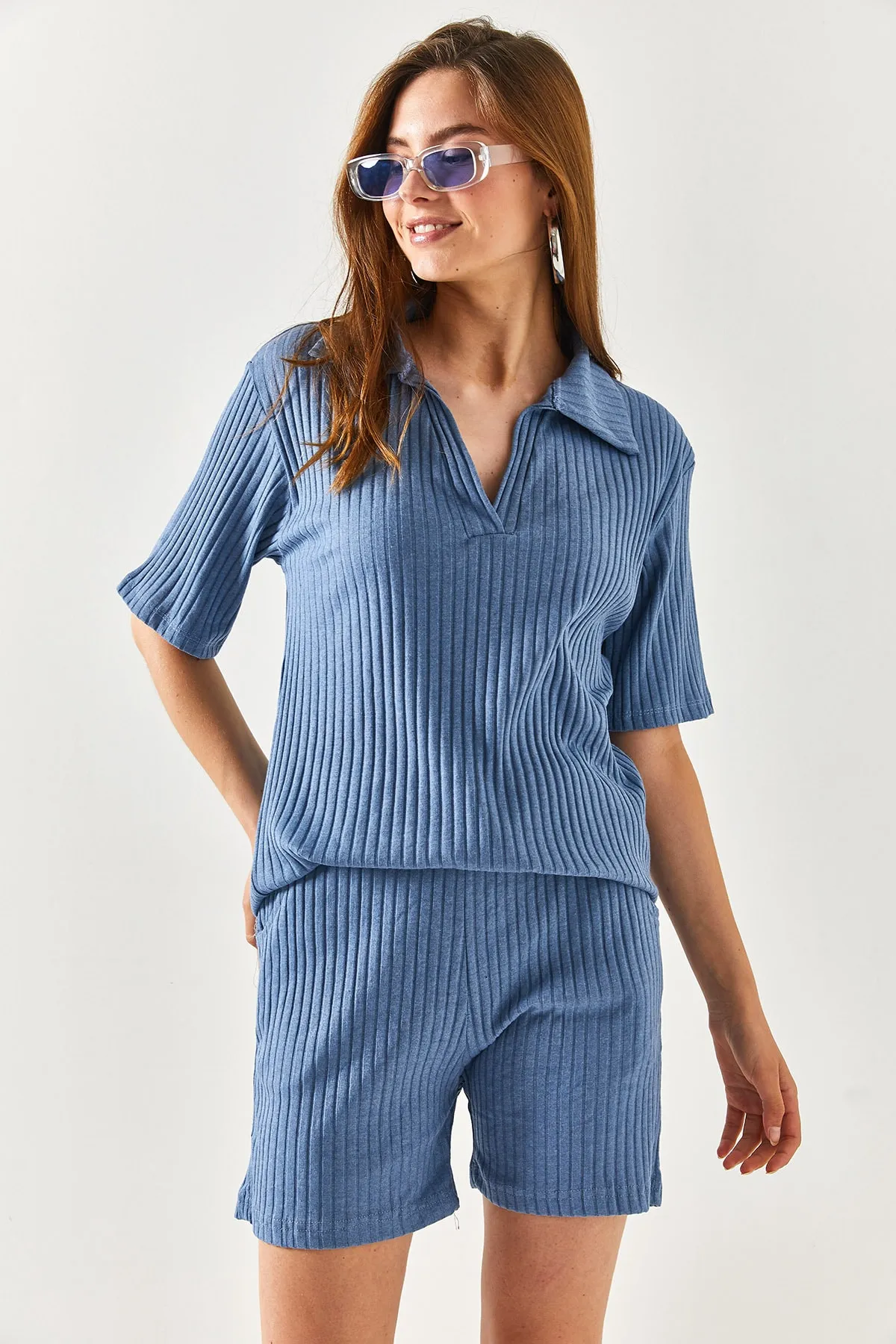 Olalook  Blaues Damen-Set mit Polokragen, Oberteil und Tasche sowie gerippten Shorts TKM-19000197