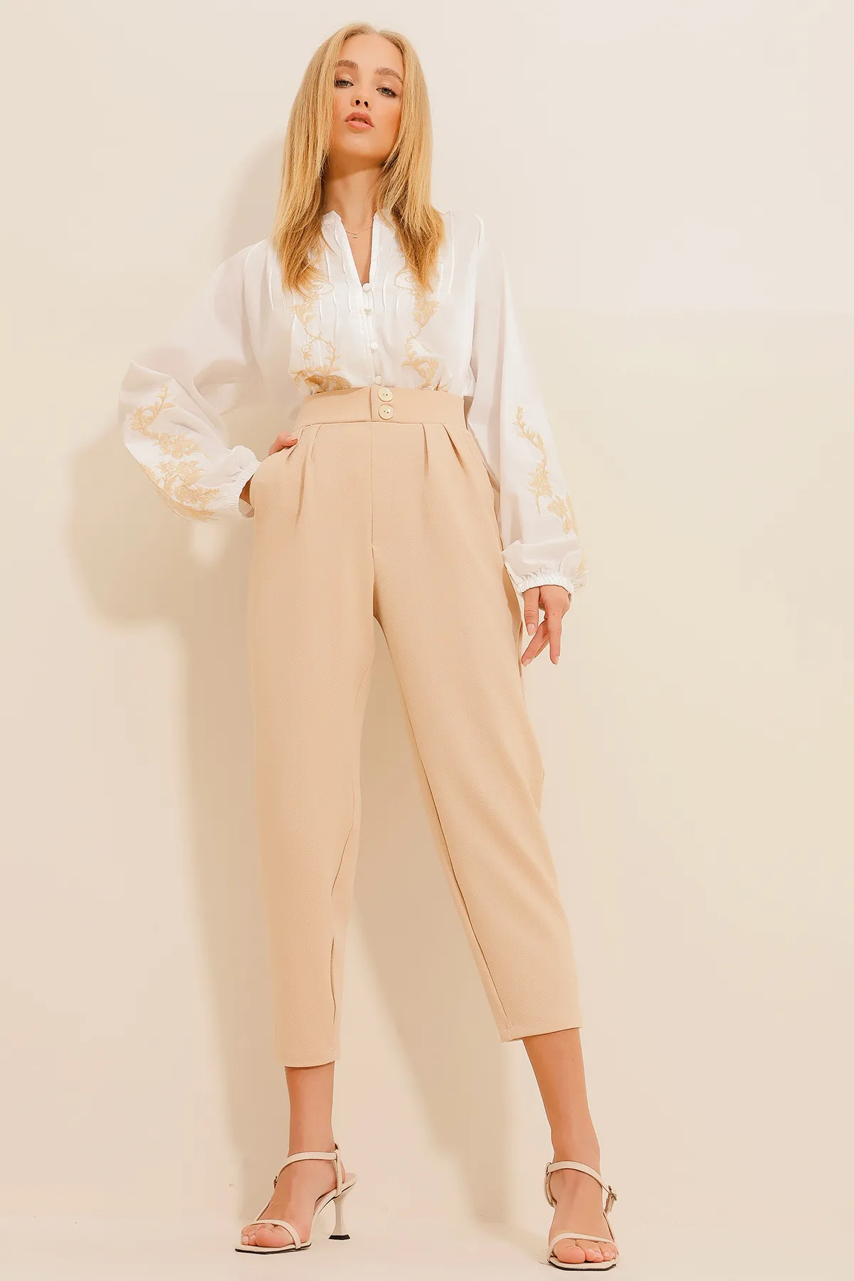 Trend Alaçatı Stili  Beigefarbene Karottenhose mit hoher Taille für Damen ALC-X11148