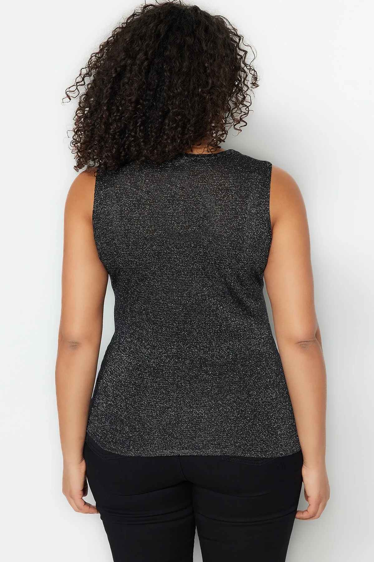 Trendyol Curve  Schwarze, figurbetonte, dünne, glänzende Strickbluse TBSSS23AF00019