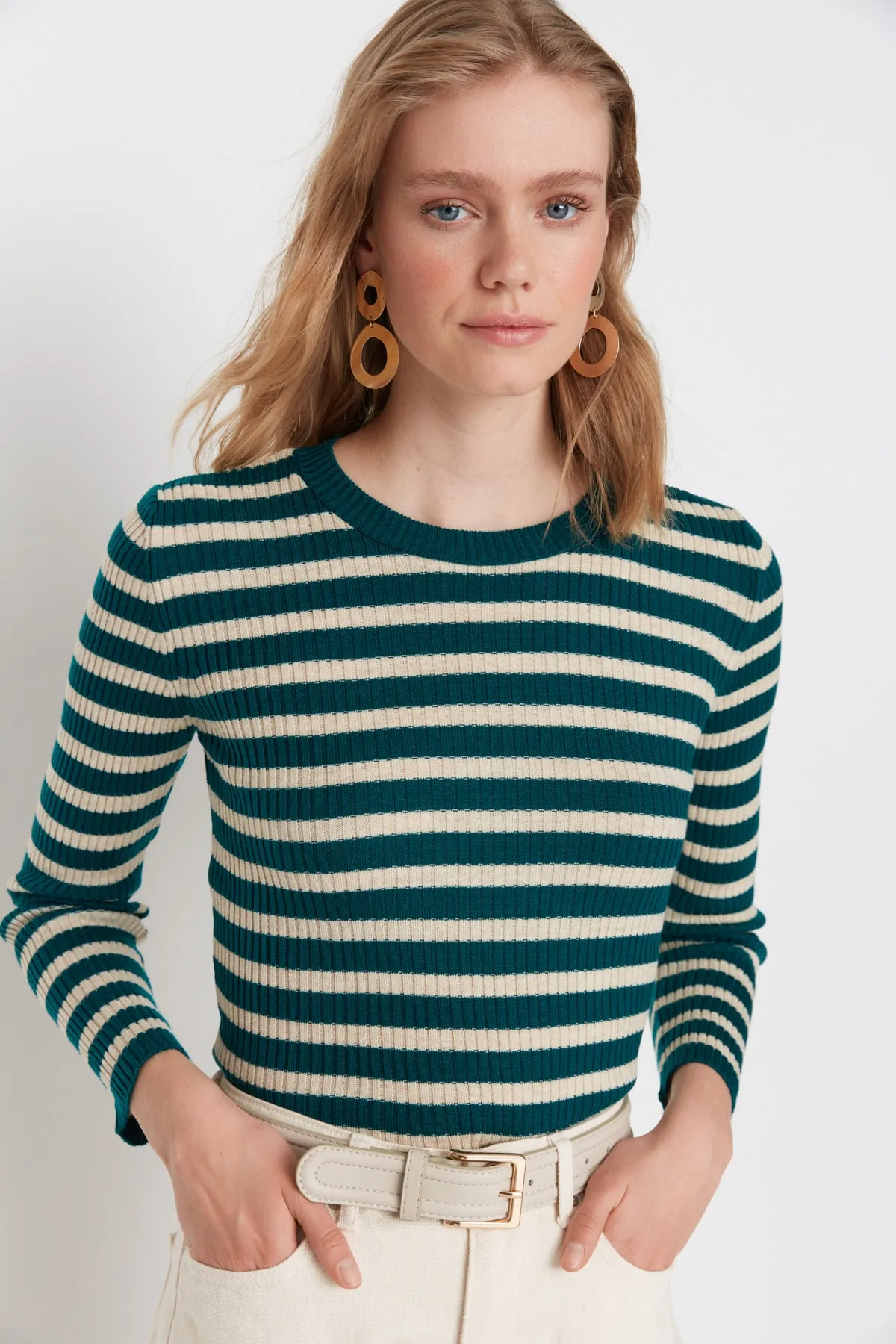 Trendyol Collection  Grüner Basic Strickpullover mit Streifen TWOAW21KZ0942