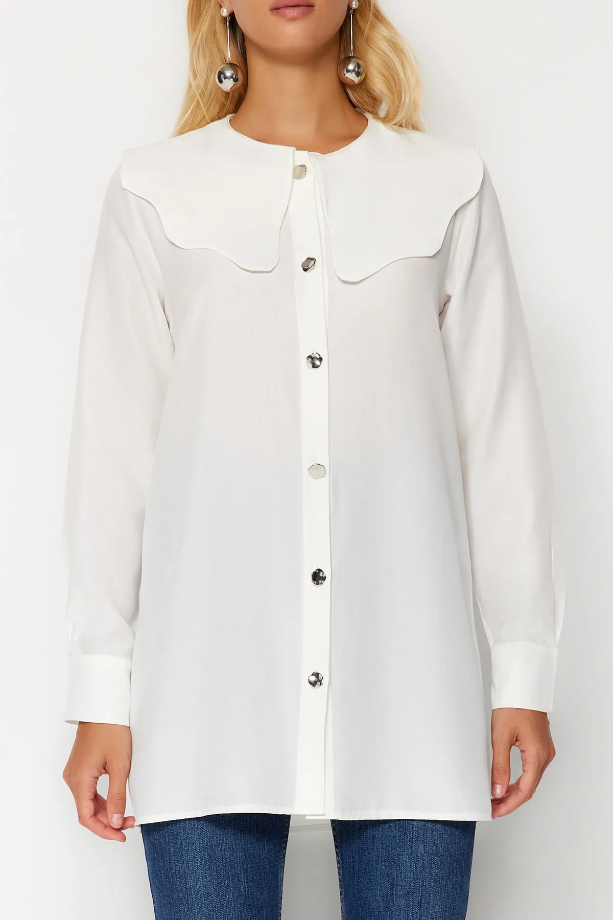Trendyol Modest  Weißes Baumwollhemd mit Babykragen und silbernen Knöpfen TCTAW24TG00009