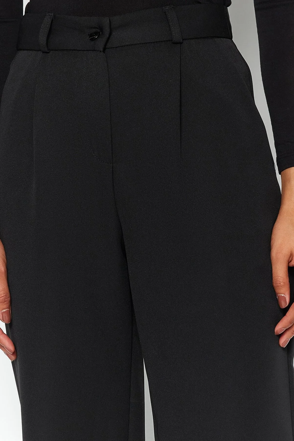 Trendyol Collection  Schwarze Bundfaltenhose mit weitem Bein und hoher Taille - TWOAW21PL0076