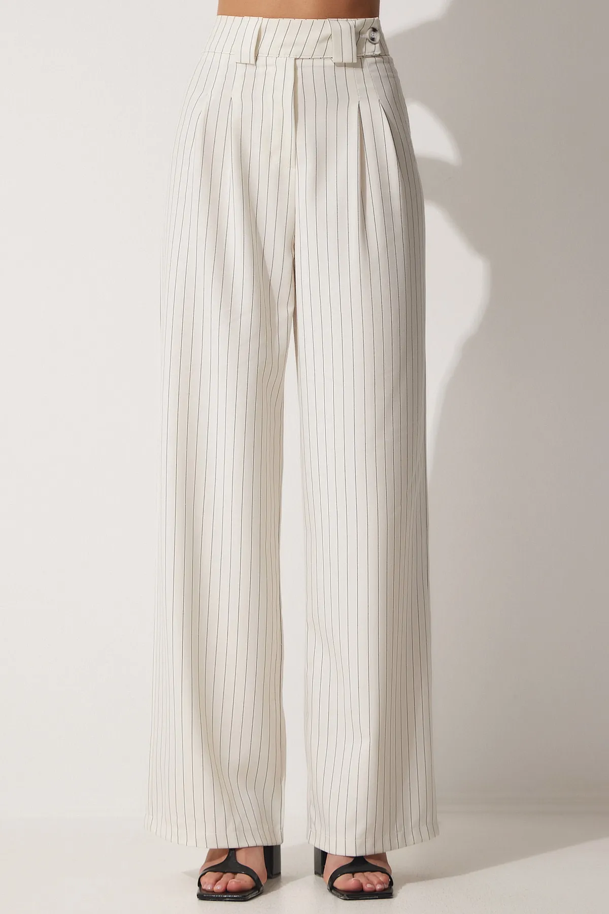 Happiness İstanbul  Hellcremefarbene, plissierte Hose mit weitem Bein für Damen GK00008