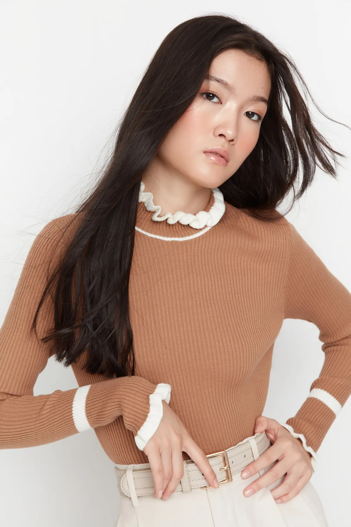 Trendyol Collection  Kamelfarbener Strickpullover mit Blockfarbenmuster TWOAW22KZ1250