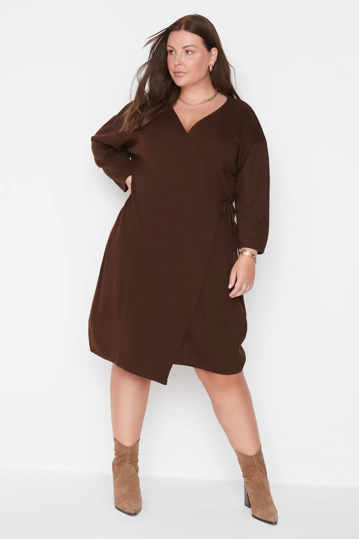 Trendyol Curve  Braunes zweireihiges Strickkleid mit Bindeband TBBAW23AH00014