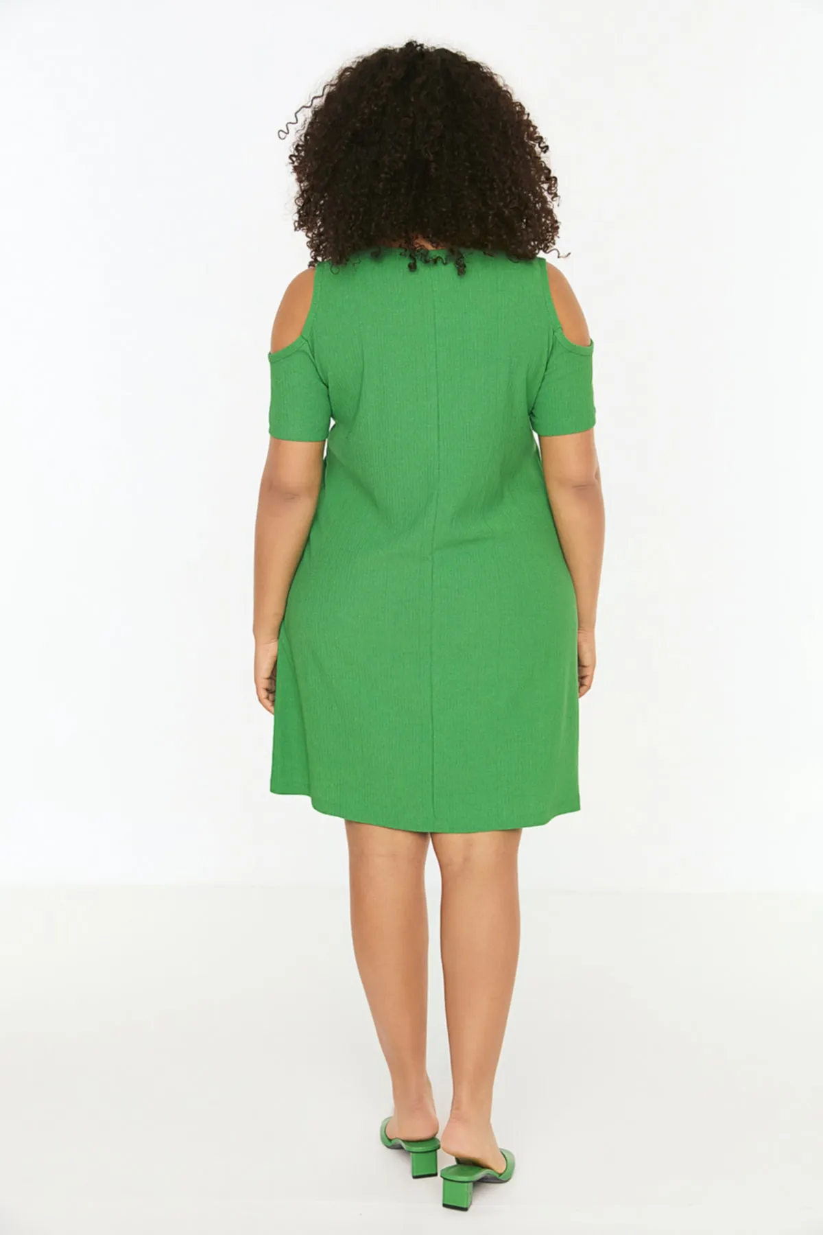 Trendyol Curve  Grünes, detailliertes Strickkleid mit A-Linien-Ausschnitt TBBSS22EL2986