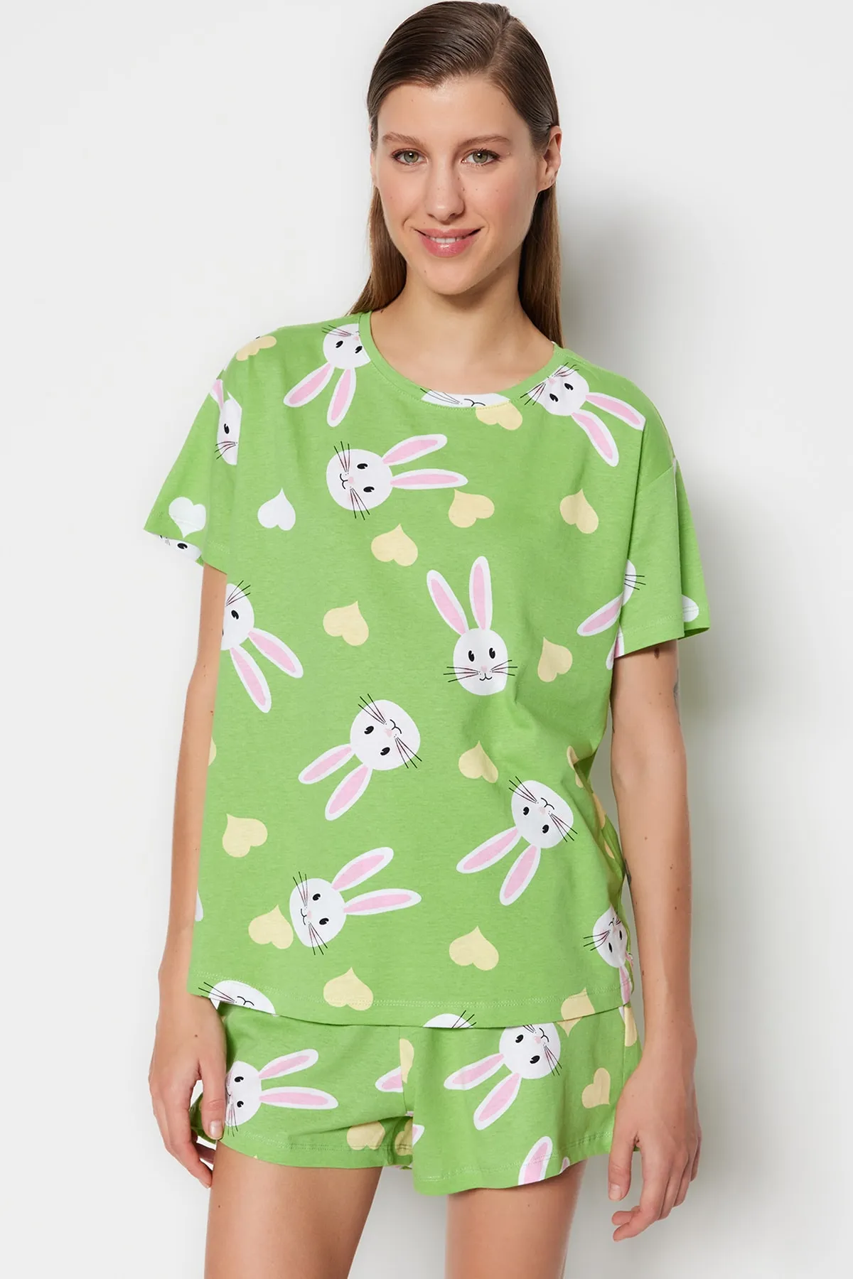 Trendyol Collection  Grünes Strickpyjama-Set mit T-Shirt und Shorts aus 100 % Baumwolle mit Herz-Hasen-Muster THMSS23PT00005
