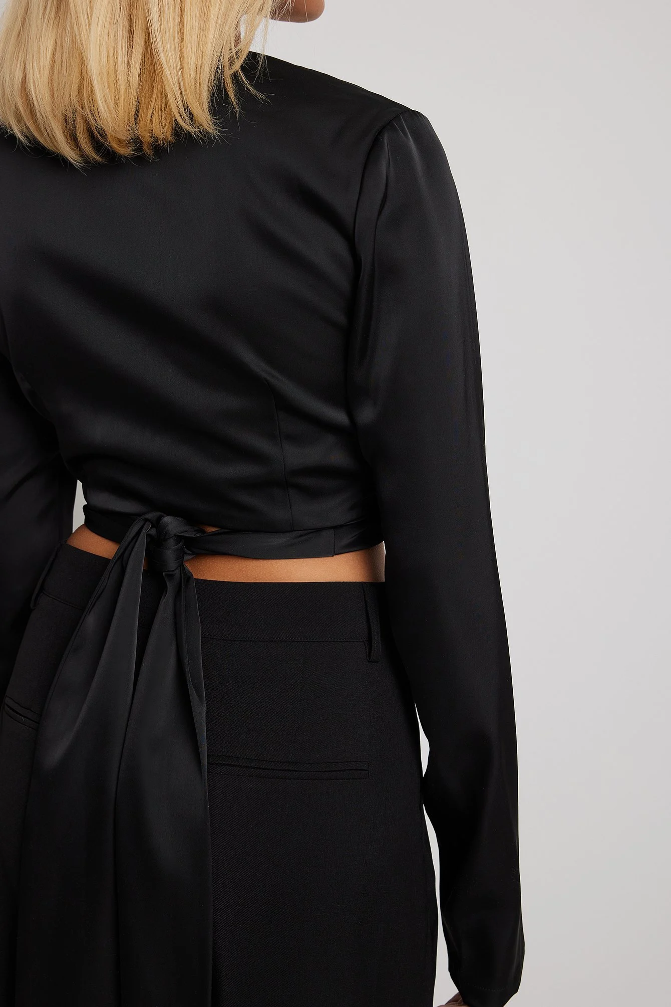 Satinbluse mit V-Ausschnitt zum Binden