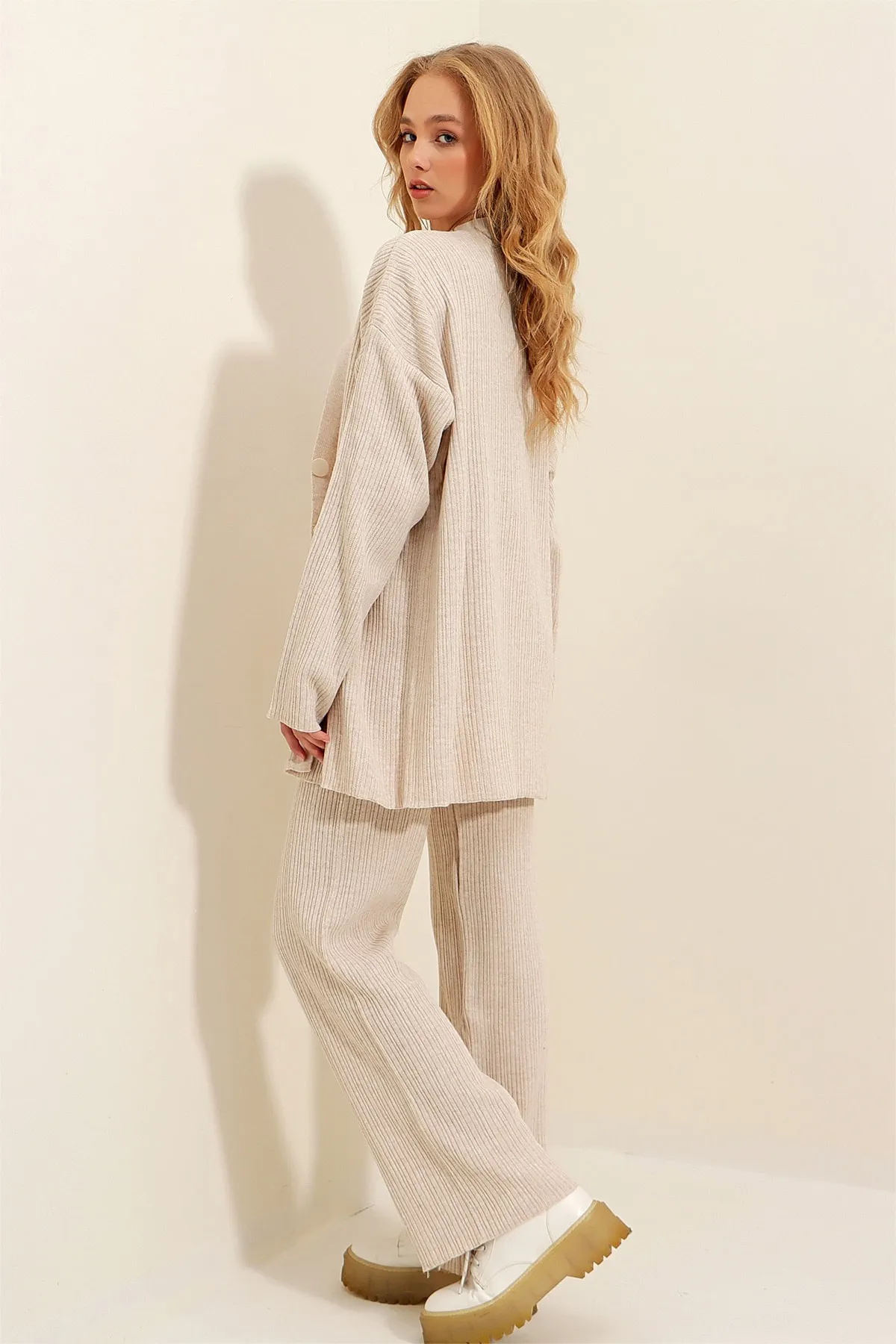Trend Alaçatı Stili  Beige Trägerbluse, Strickhose und Strickjacke für Damen, 3-teiliges Set ALC-X9443