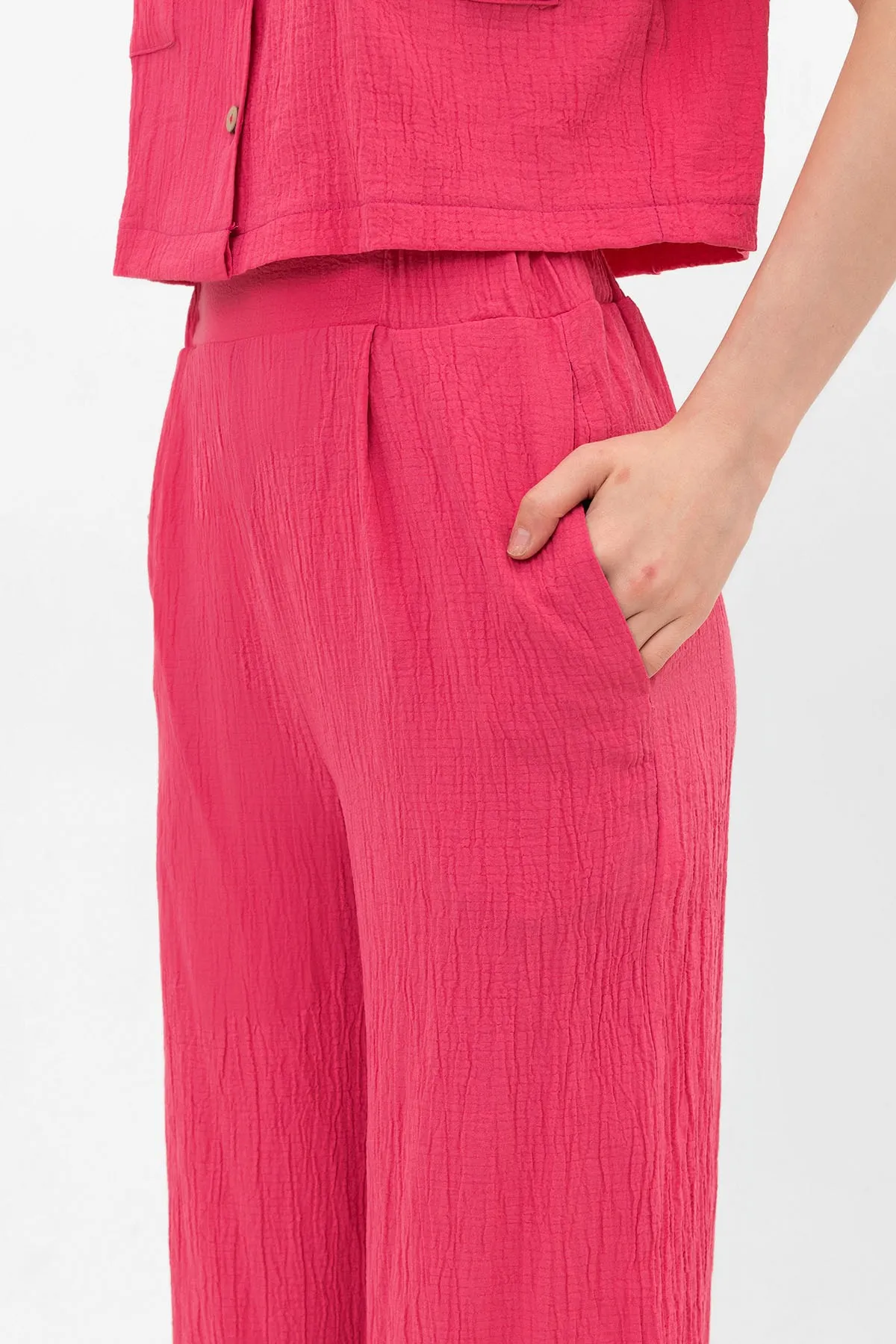 Domoda  Fuchsiafarbenes Crop-Hemd mit Knöpfen und Palazzo-Hosen mit weitem Bein