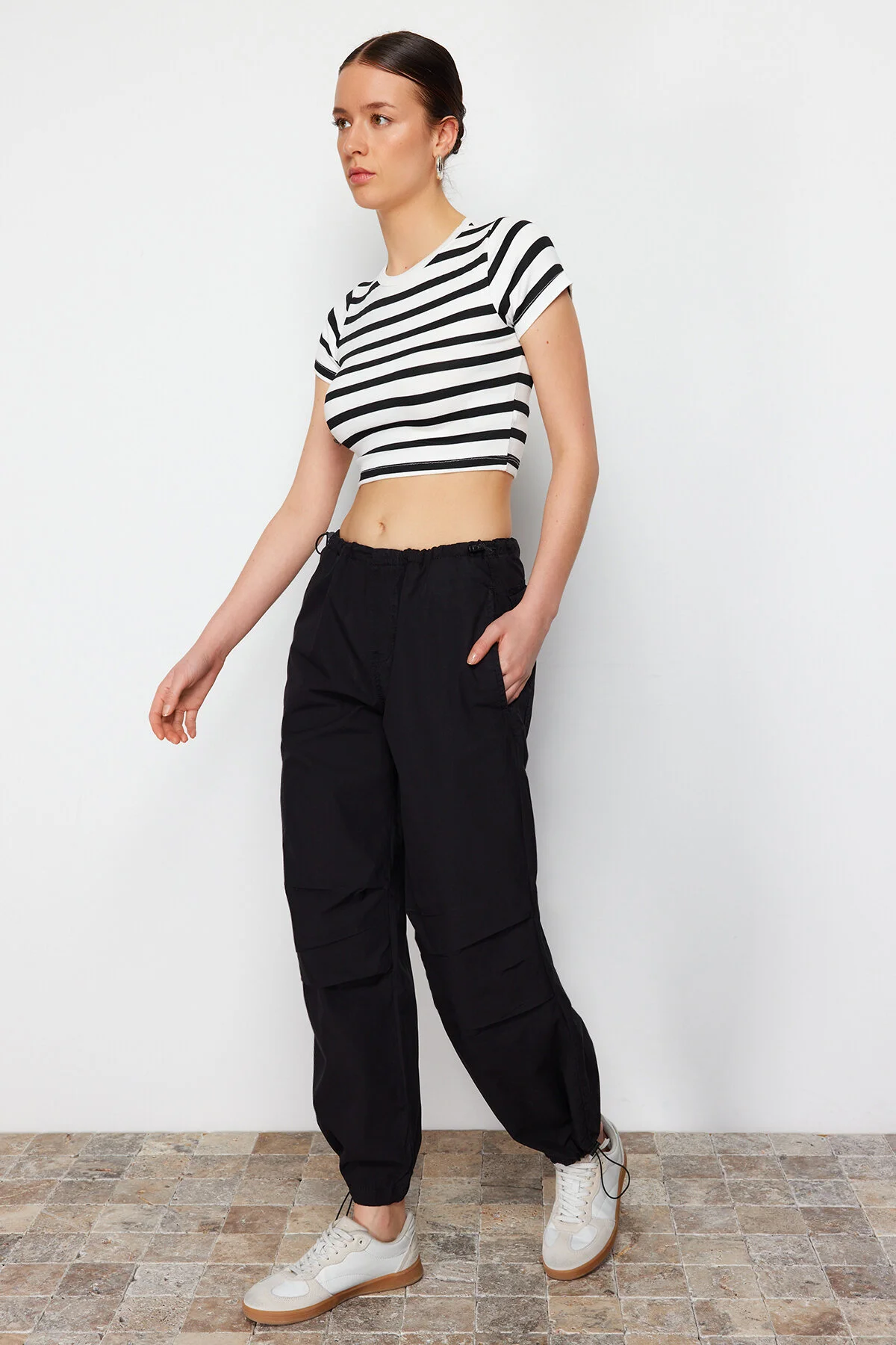 Trendyol Collection  Schwarze Fallschirmhose mit normaler Taille und Stopper TWOAW23JE00738