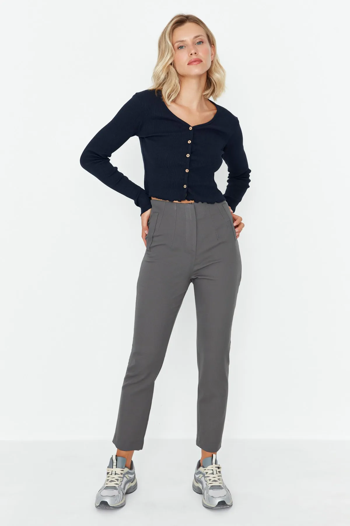 Trendyol Collection  Anthrazitfarbene, zigarettengemusterte, gewebte Hose mit hoher Taille und knöchellangem Abnäher TWOSS20PL0515