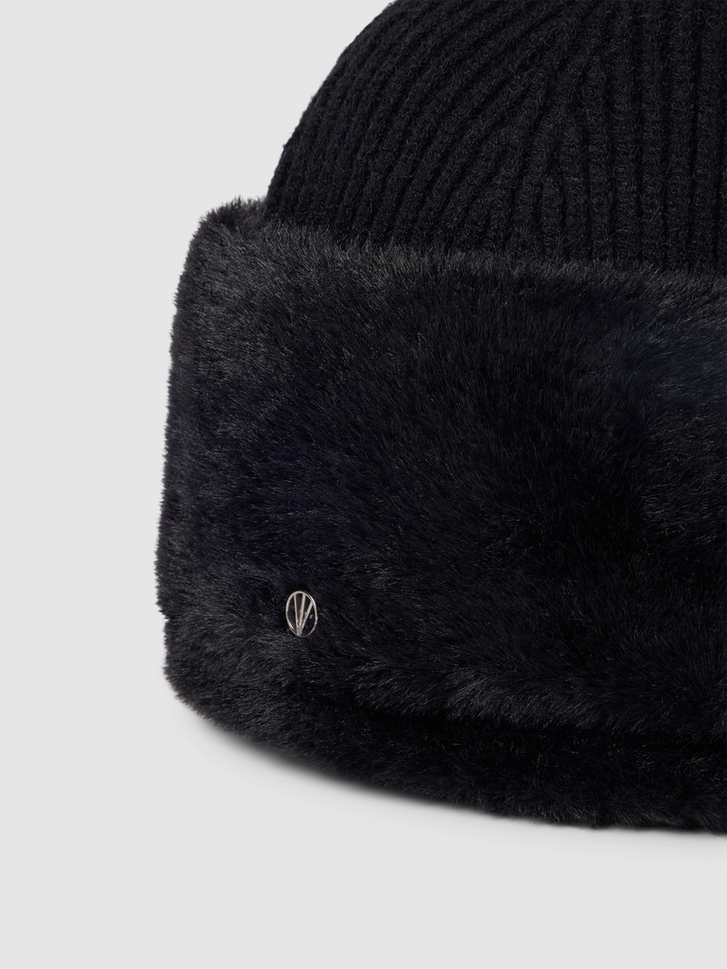 Strickmütze mit Kunstfell und Label-Detail in schwarz