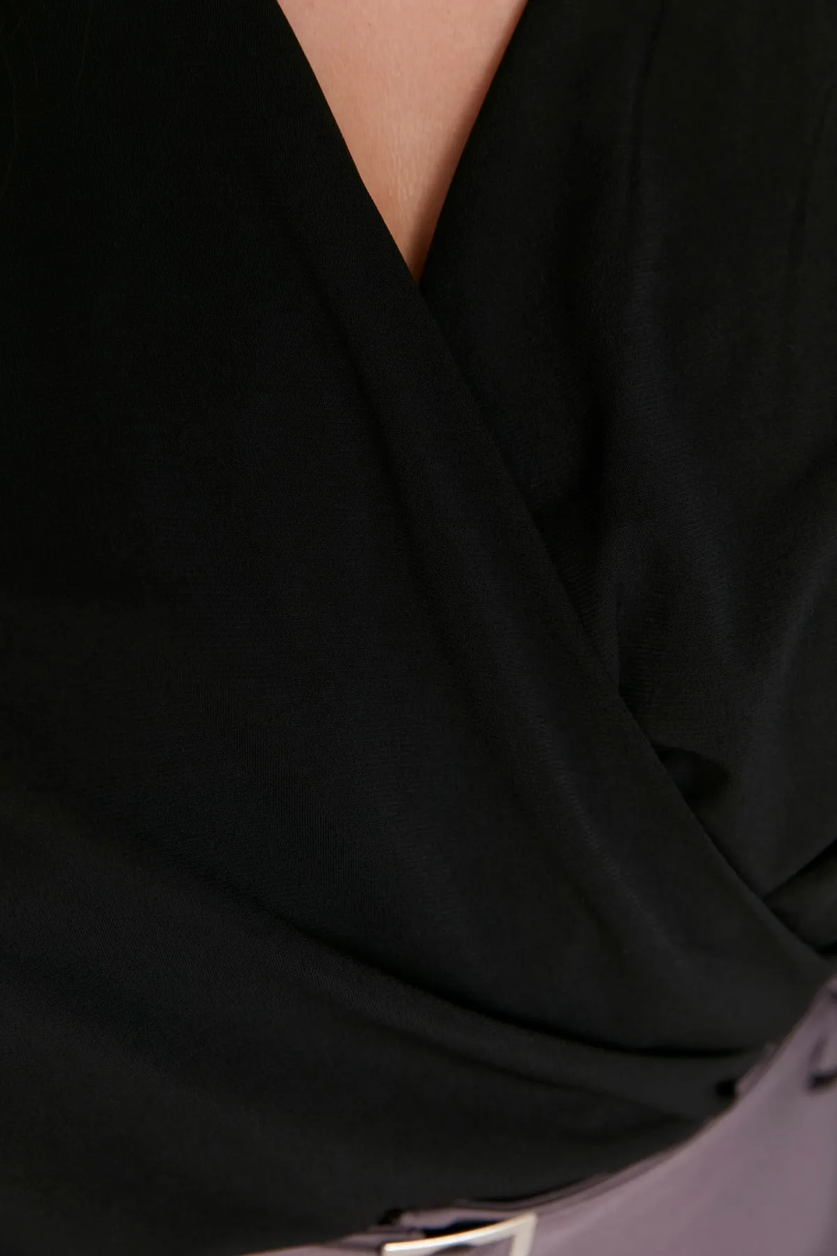 Trendyol Curve  Schwarze Strickbluse mit Ballonärmeln und zweireihigem Kragen TBBAW23AF00029