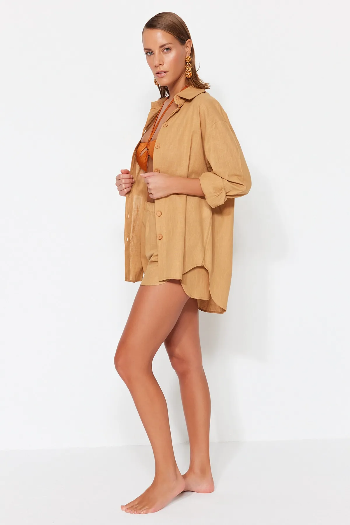Trendyol Collection  Kamelfarbenes, gewebtes Hemd-Shorts-Set aus 100 % Baumwolle, TBESS23AU00049