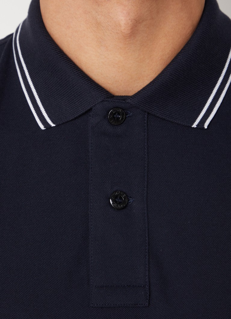 Camisa polo Stone Island 2SC18 slim fit em algodão piqué com logo e punhos com detalhes contrastantes.